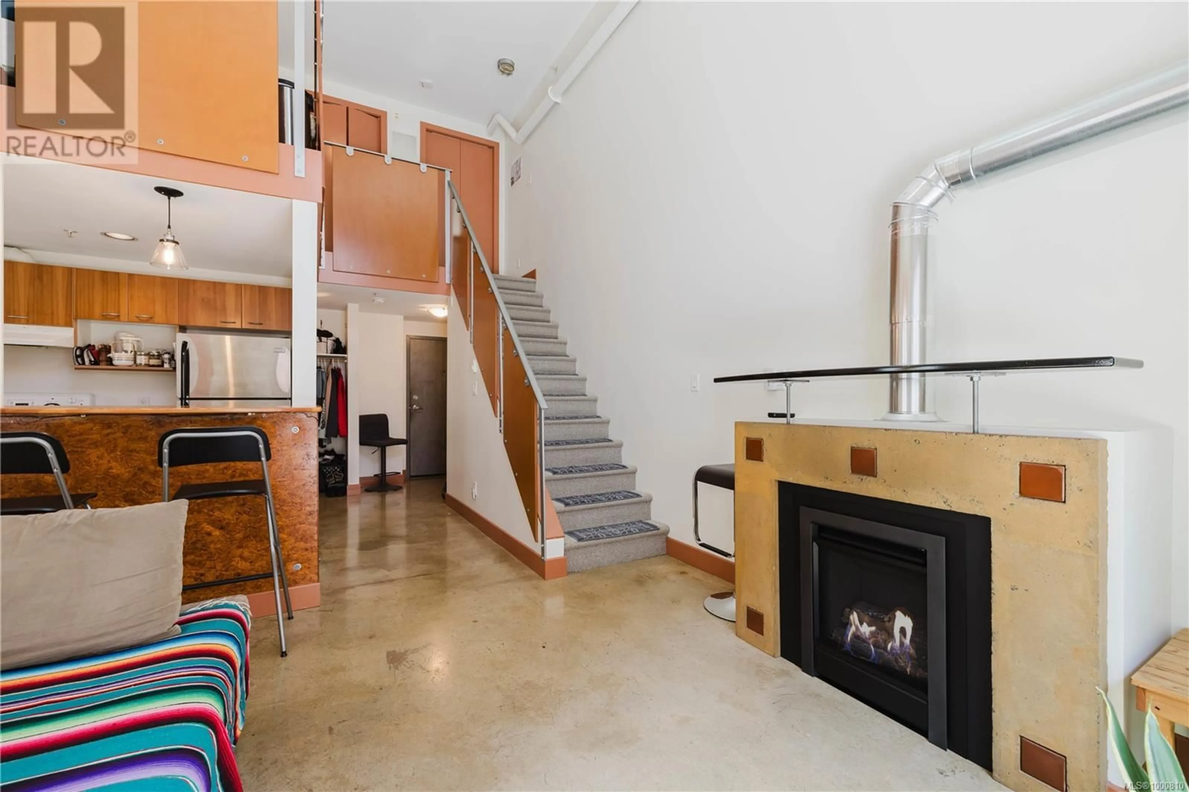 Indoor foyer for 309 - 555 CHATHAM STREET, Victoria British Columbia V8T1E1