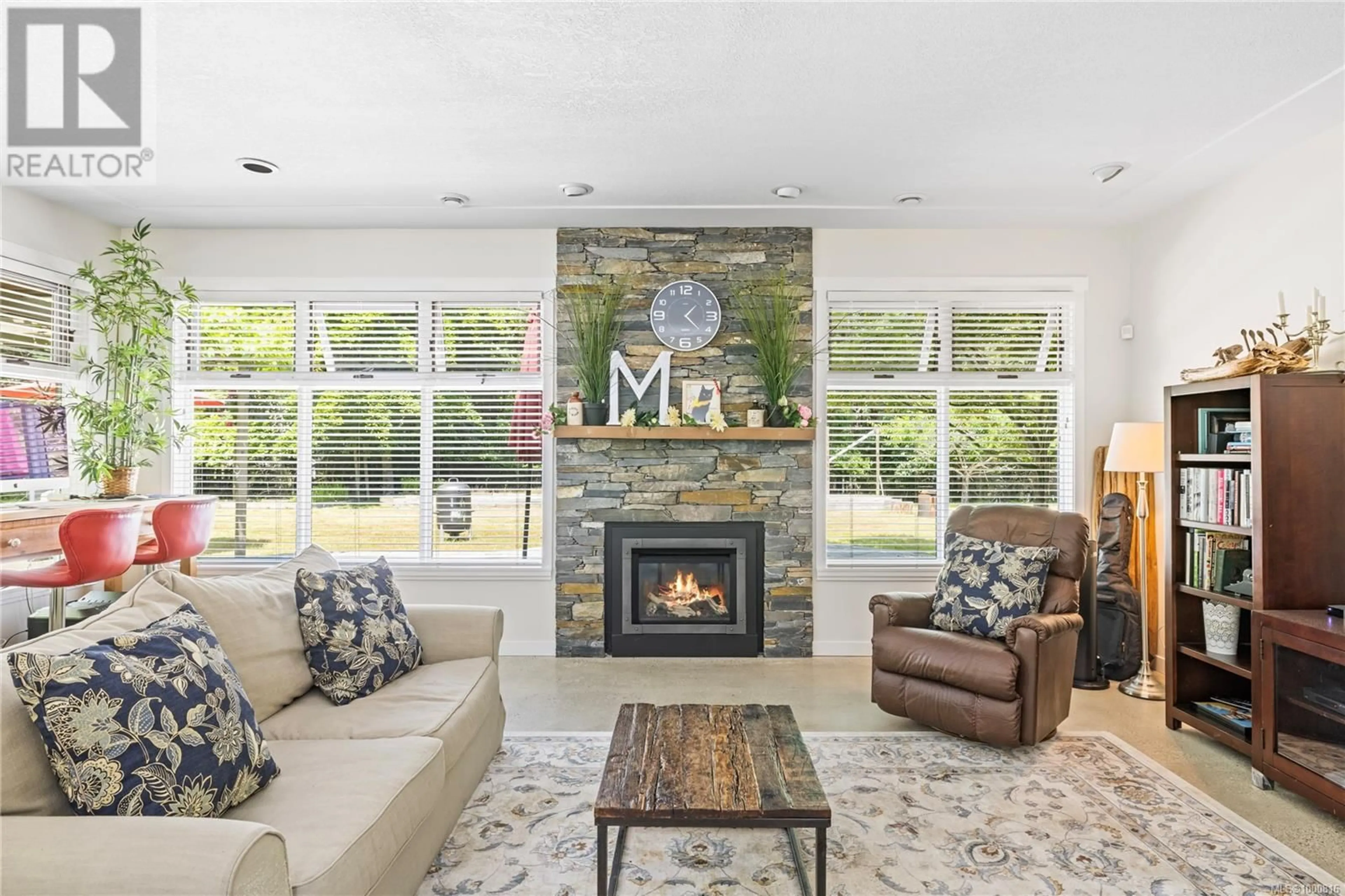 Living room with furniture, ceramic/tile floor for 455 FIRST AVENUE WEST, Qualicum Beach British Columbia V9K1J8