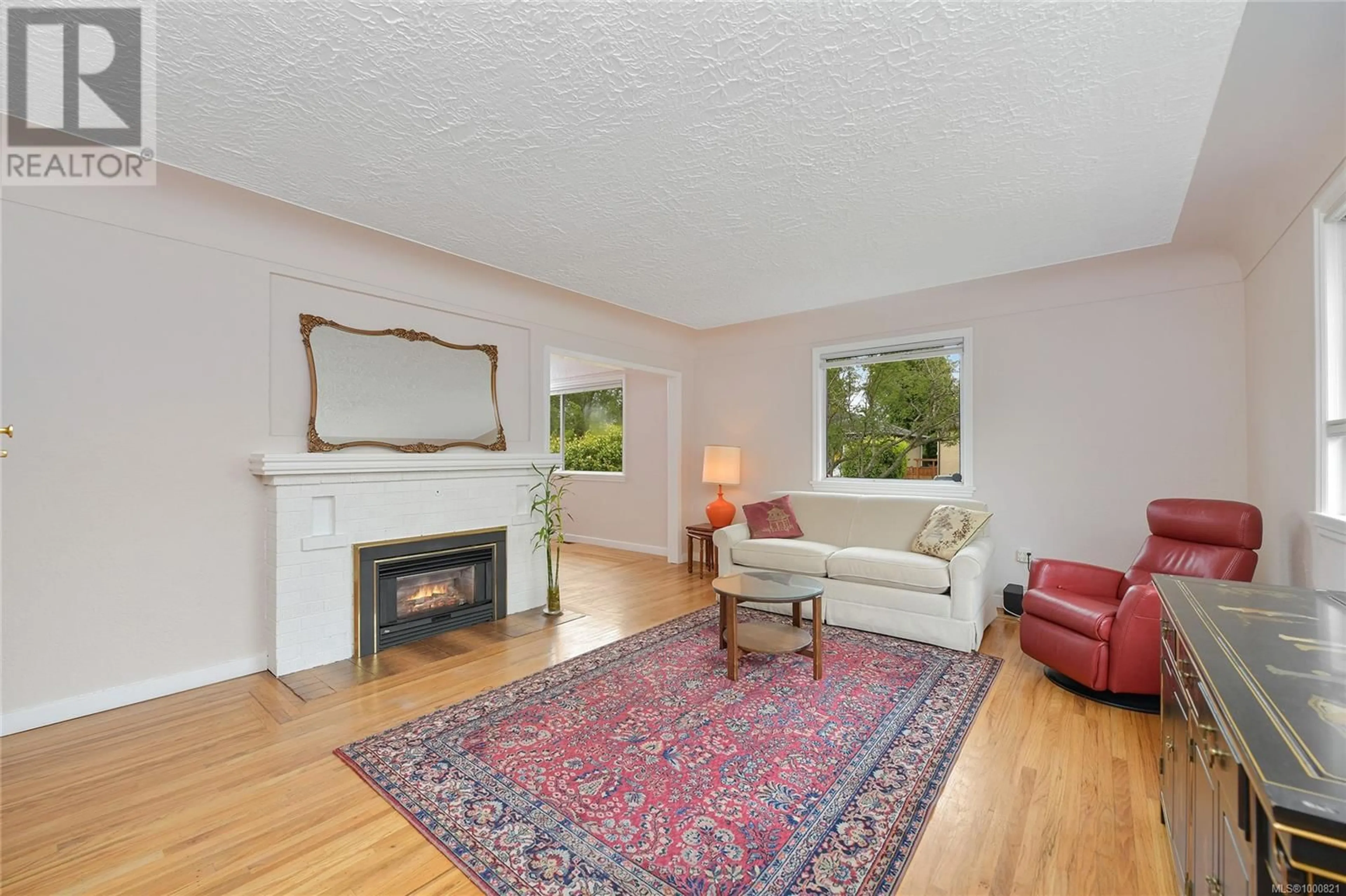 Living room with furniture, unknown for 2771 FOUL BAY ROAD, Oak Bay British Columbia V8R5C1