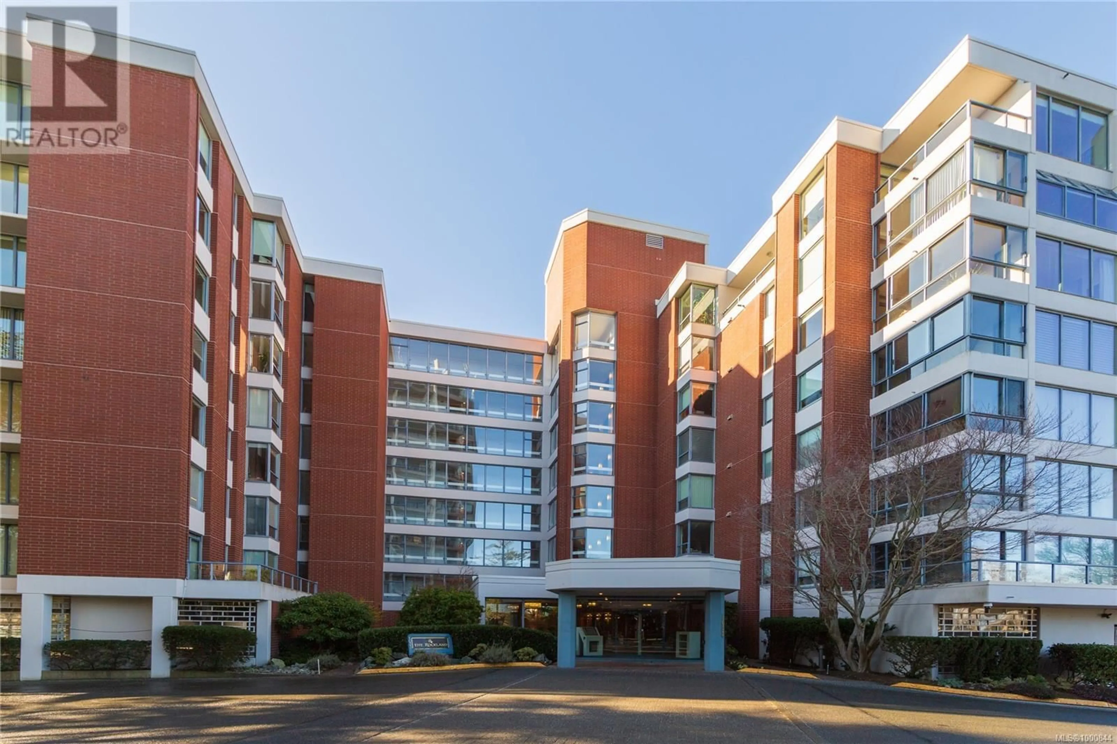 Indoor foyer for 701 - 1033 BELMONT AVENUE, Victoria British Columbia V8S3T4