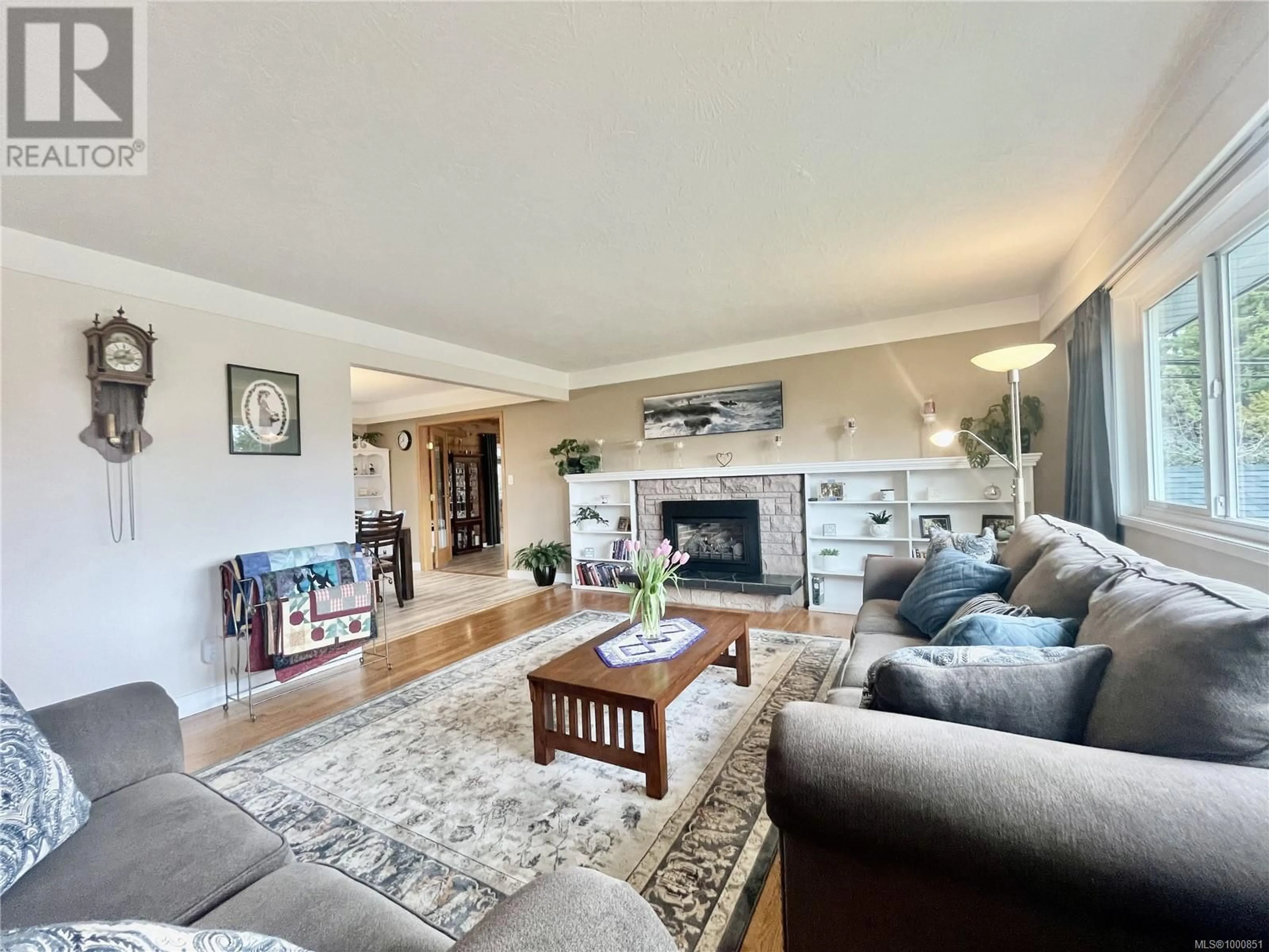 Living room with furniture, unknown for 7278 CHATWELL DRIVE, Central Saanich British Columbia V8M1M8