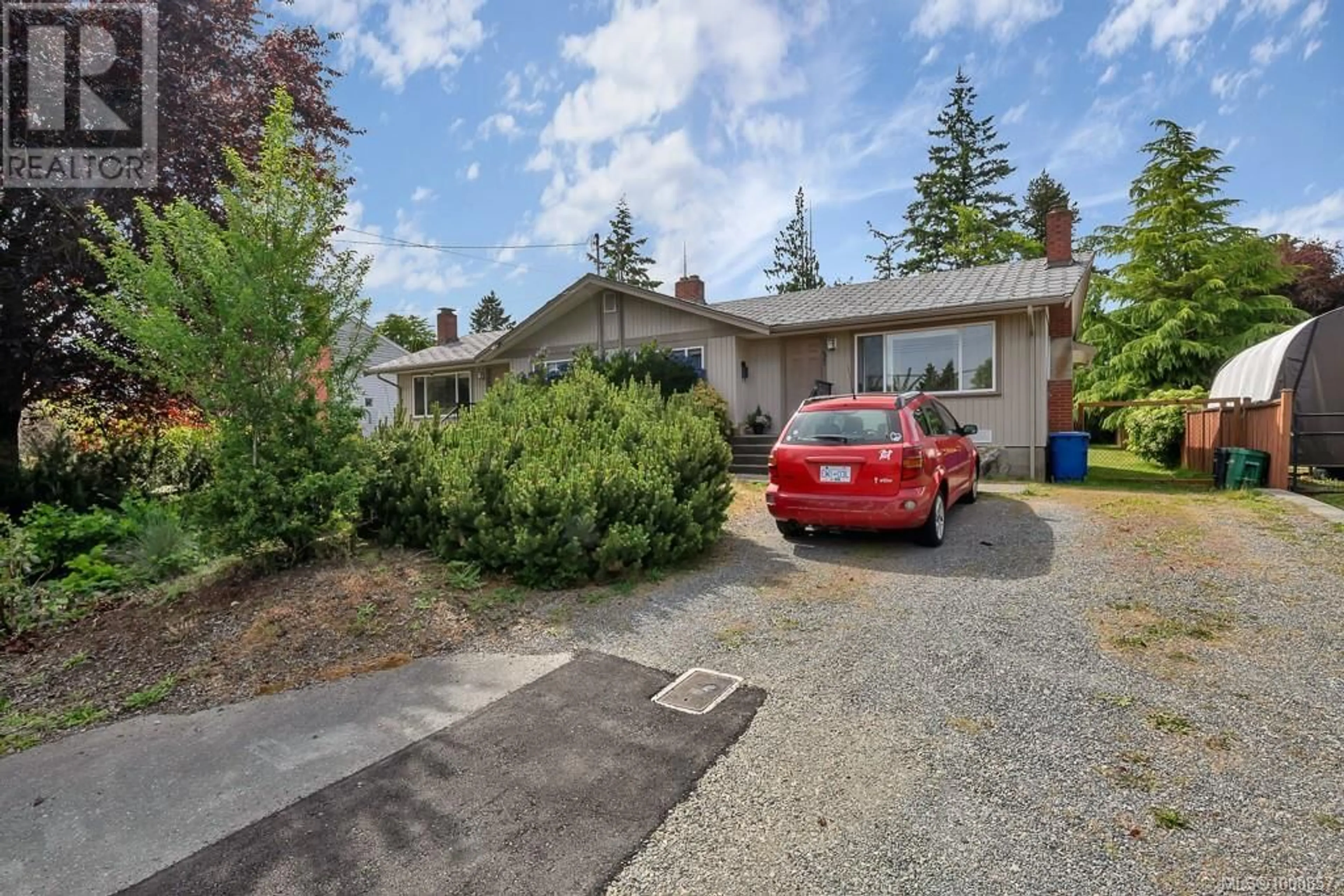 A pic from outside/outdoor area/front of a property/back of a property/a pic from drone, street for 1441/1445 MONTROSE AVENUE, Nanaimo British Columbia V9T5N2