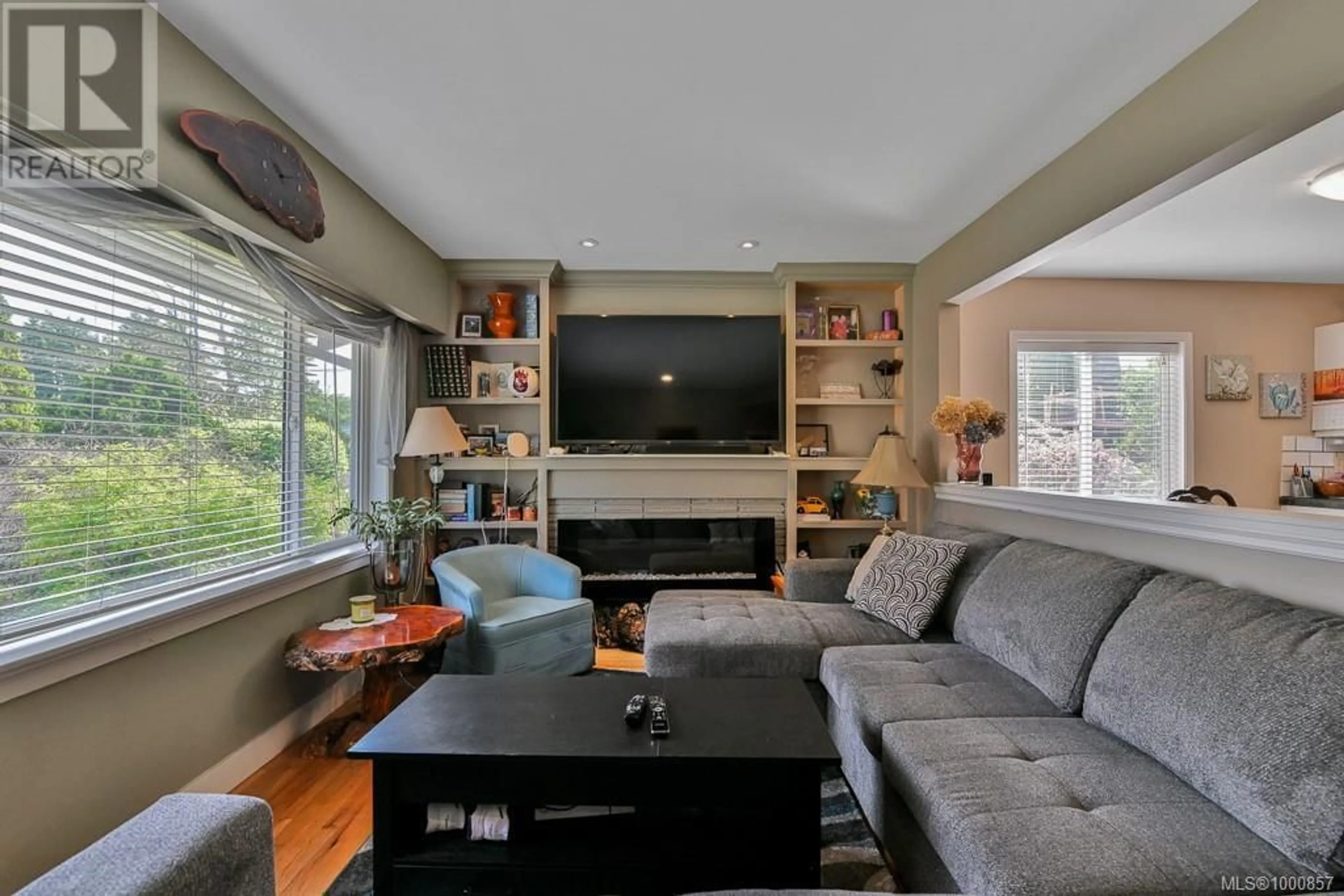 Living room with furniture, wood/laminate floor for 1441/1445 MONTROSE AVENUE, Nanaimo British Columbia V9T5N2