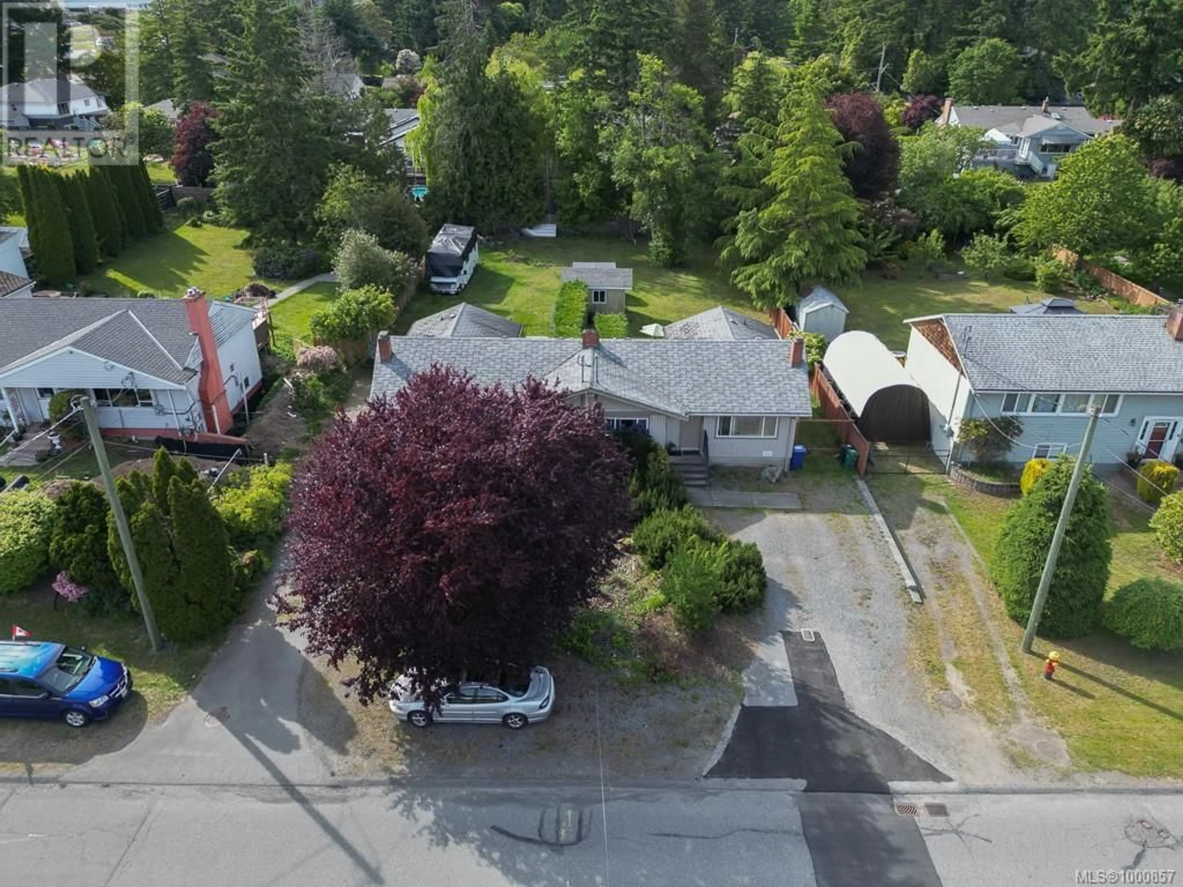 A pic from outside/outdoor area/front of a property/back of a property/a pic from drone, street for 1441/1445 MONTROSE AVENUE, Nanaimo British Columbia V9T5N2