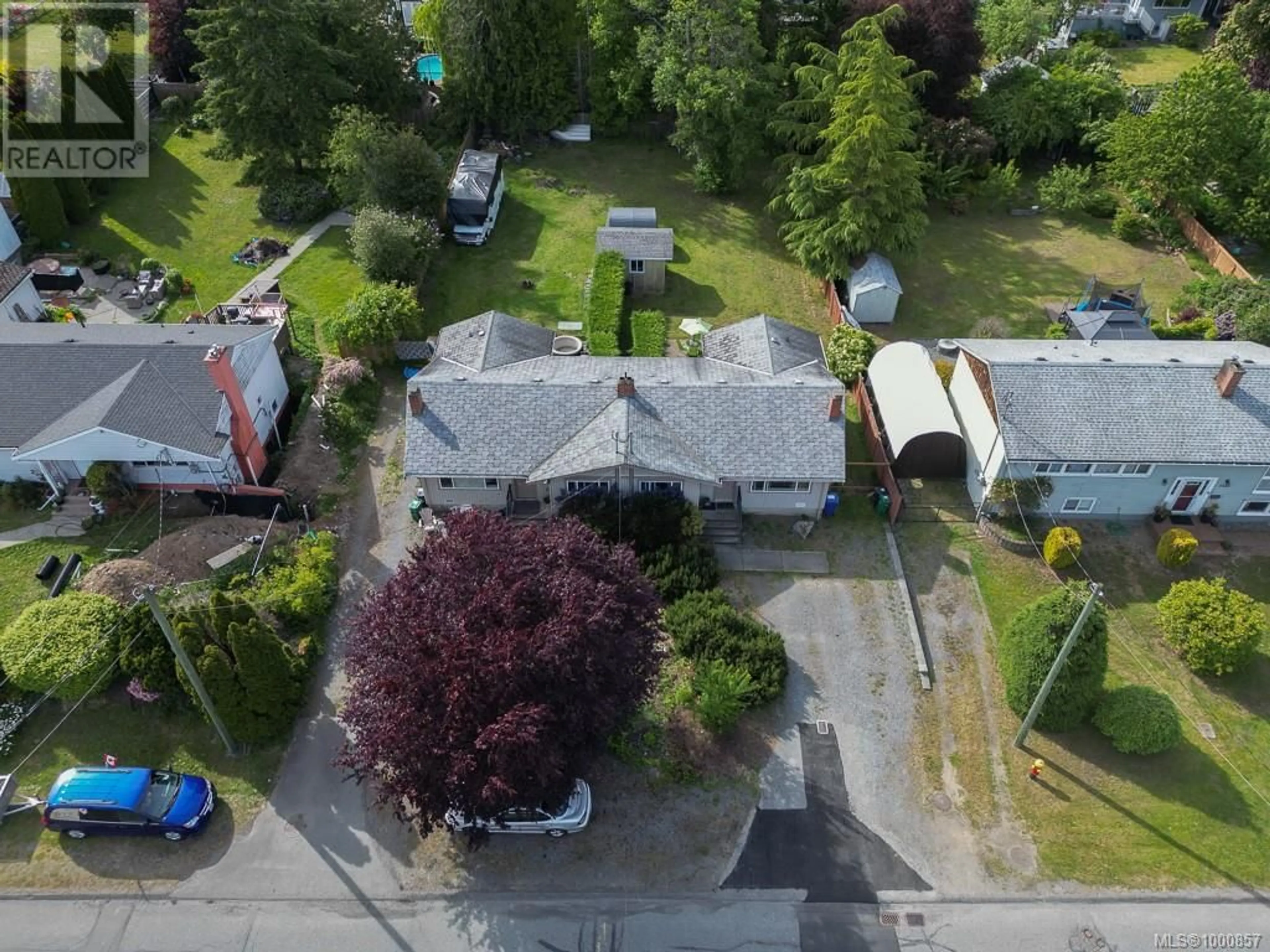 A pic from outside/outdoor area/front of a property/back of a property/a pic from drone, street for 1441/1445 MONTROSE AVENUE, Nanaimo British Columbia V9T5N2