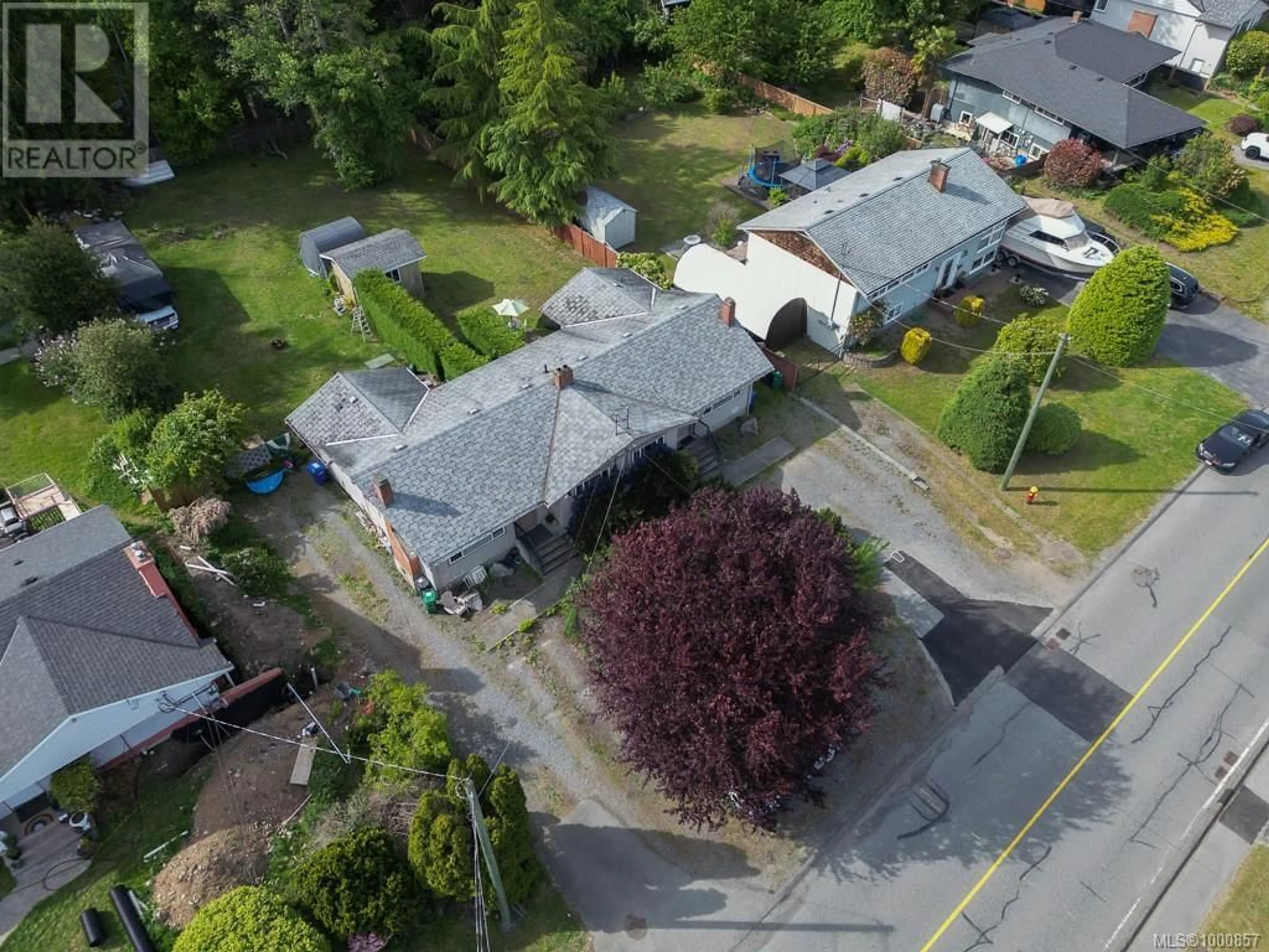 A pic from outside/outdoor area/front of a property/back of a property/a pic from drone, street for 1441/1445 MONTROSE AVENUE, Nanaimo British Columbia V9T5N2