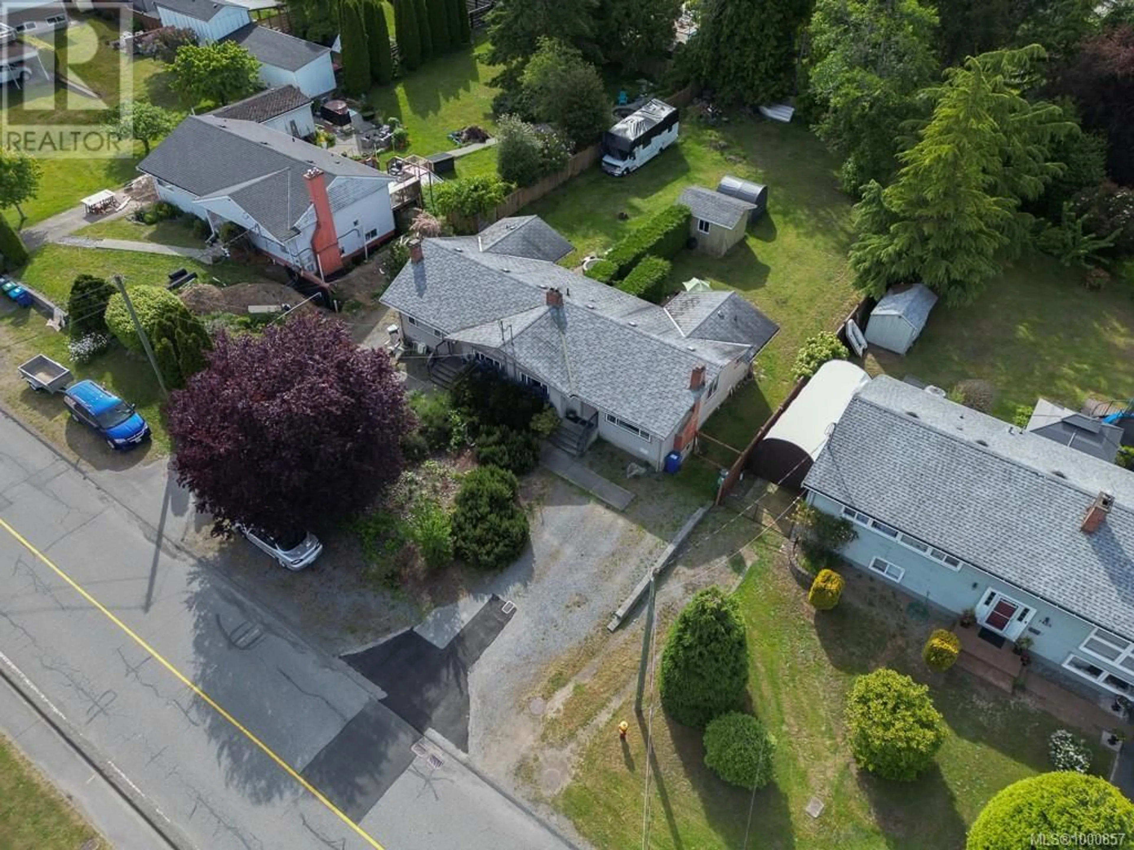 A pic from outside/outdoor area/front of a property/back of a property/a pic from drone, street for 1441/1445 MONTROSE AVENUE, Nanaimo British Columbia V9T5N2