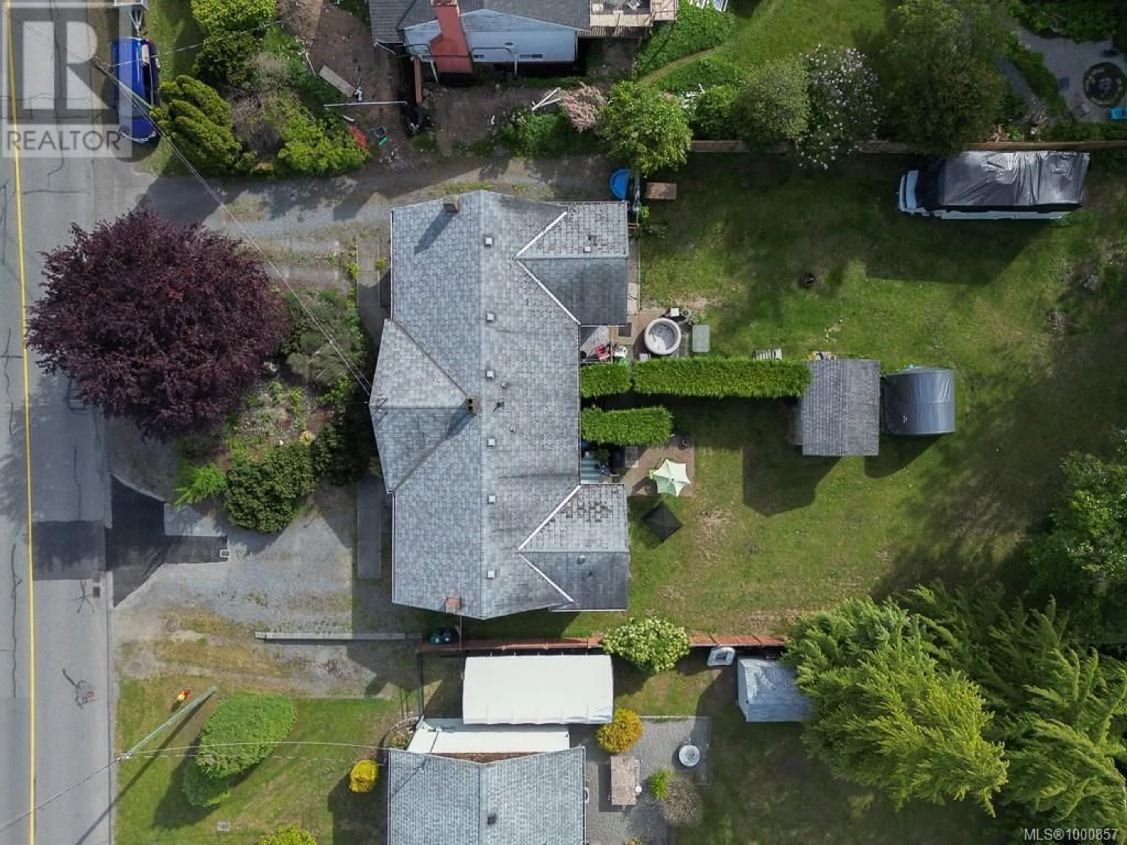 A pic from outside/outdoor area/front of a property/back of a property/a pic from drone, street for 1441/1445 MONTROSE AVENUE, Nanaimo British Columbia V9T5N2
