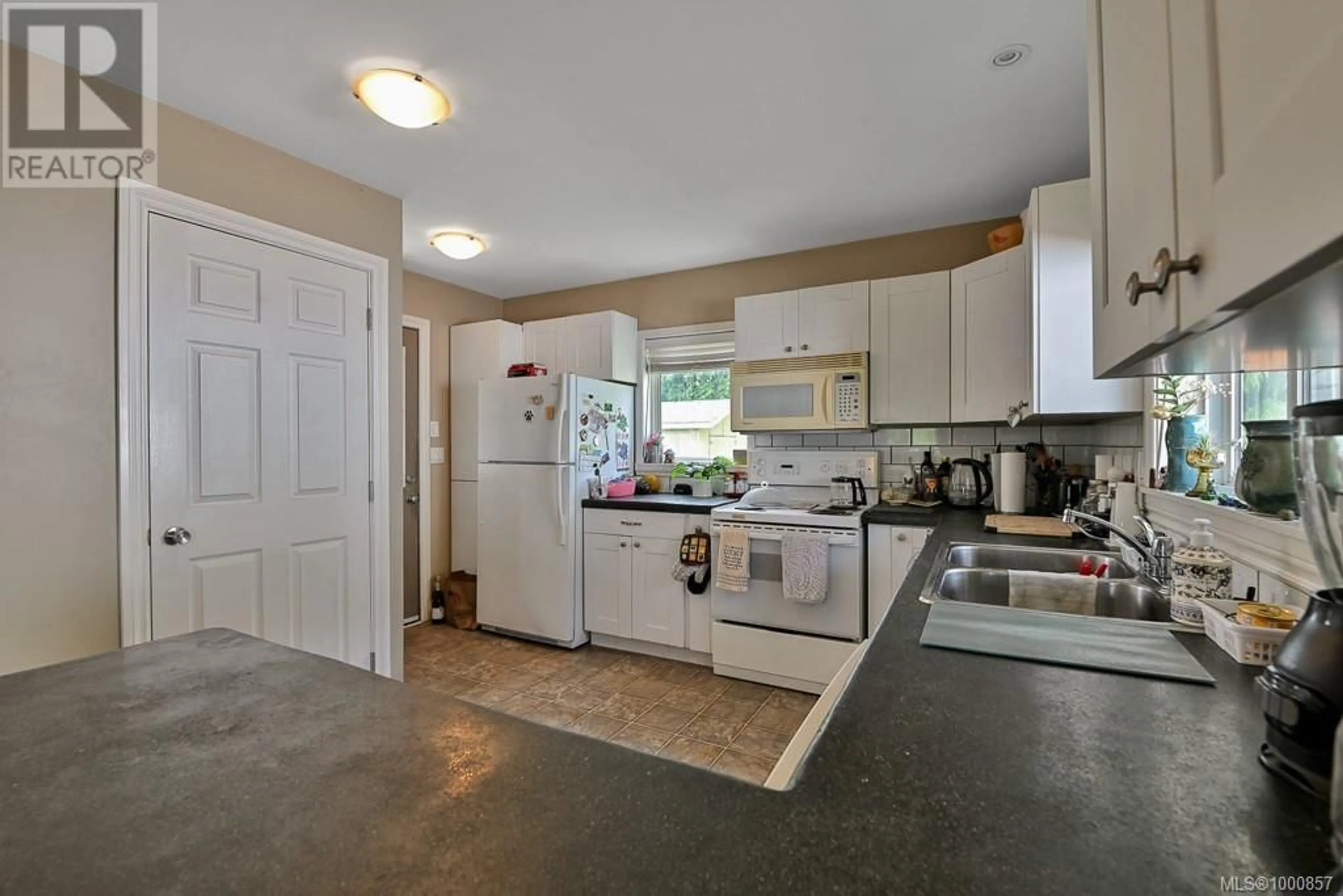 Standard kitchen, ceramic/tile floor for 1441/1445 MONTROSE AVENUE, Nanaimo British Columbia V9T5N2