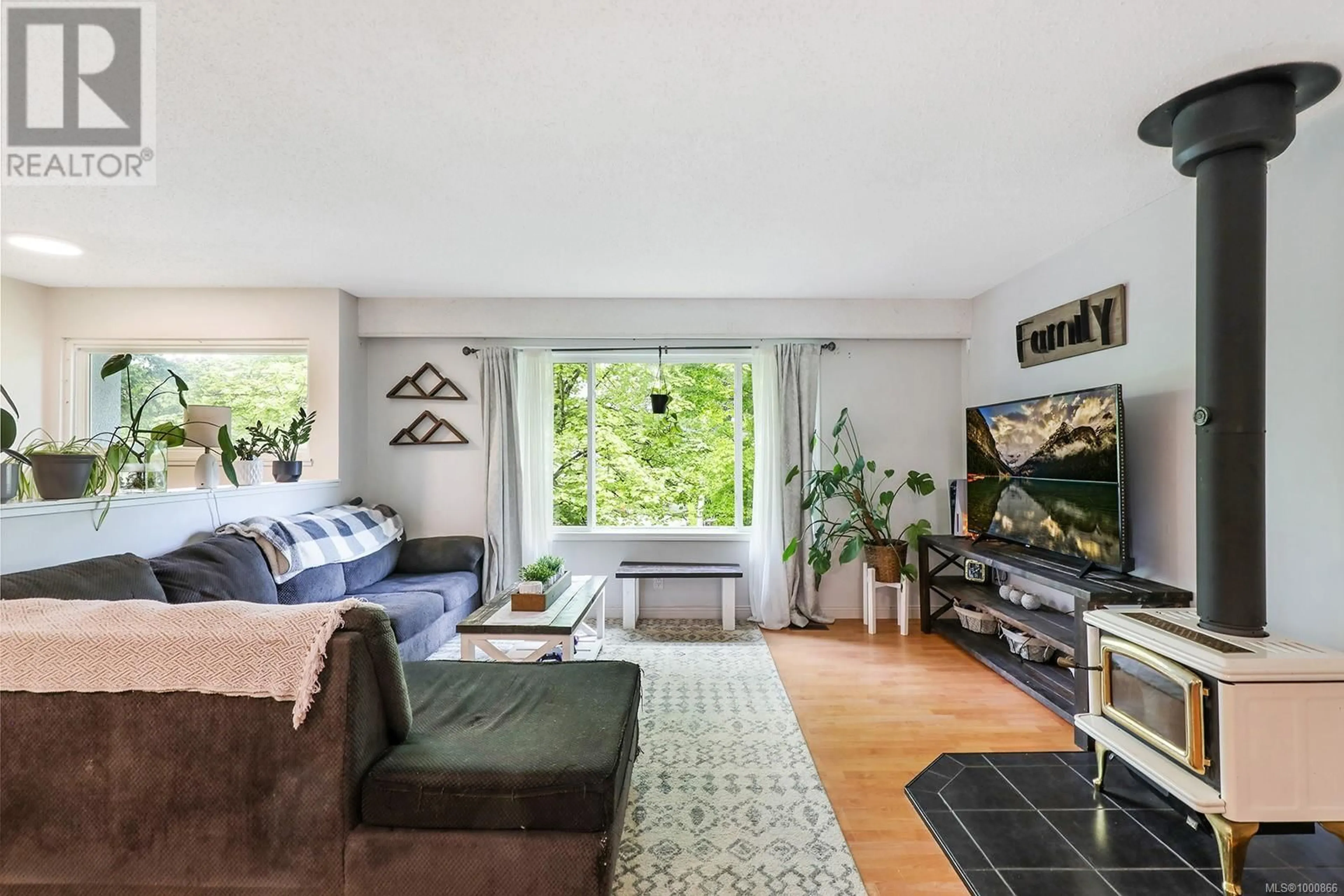 Living room with furniture, unknown for 2046 TULL AVENUE, Courtenay British Columbia V9N5P6