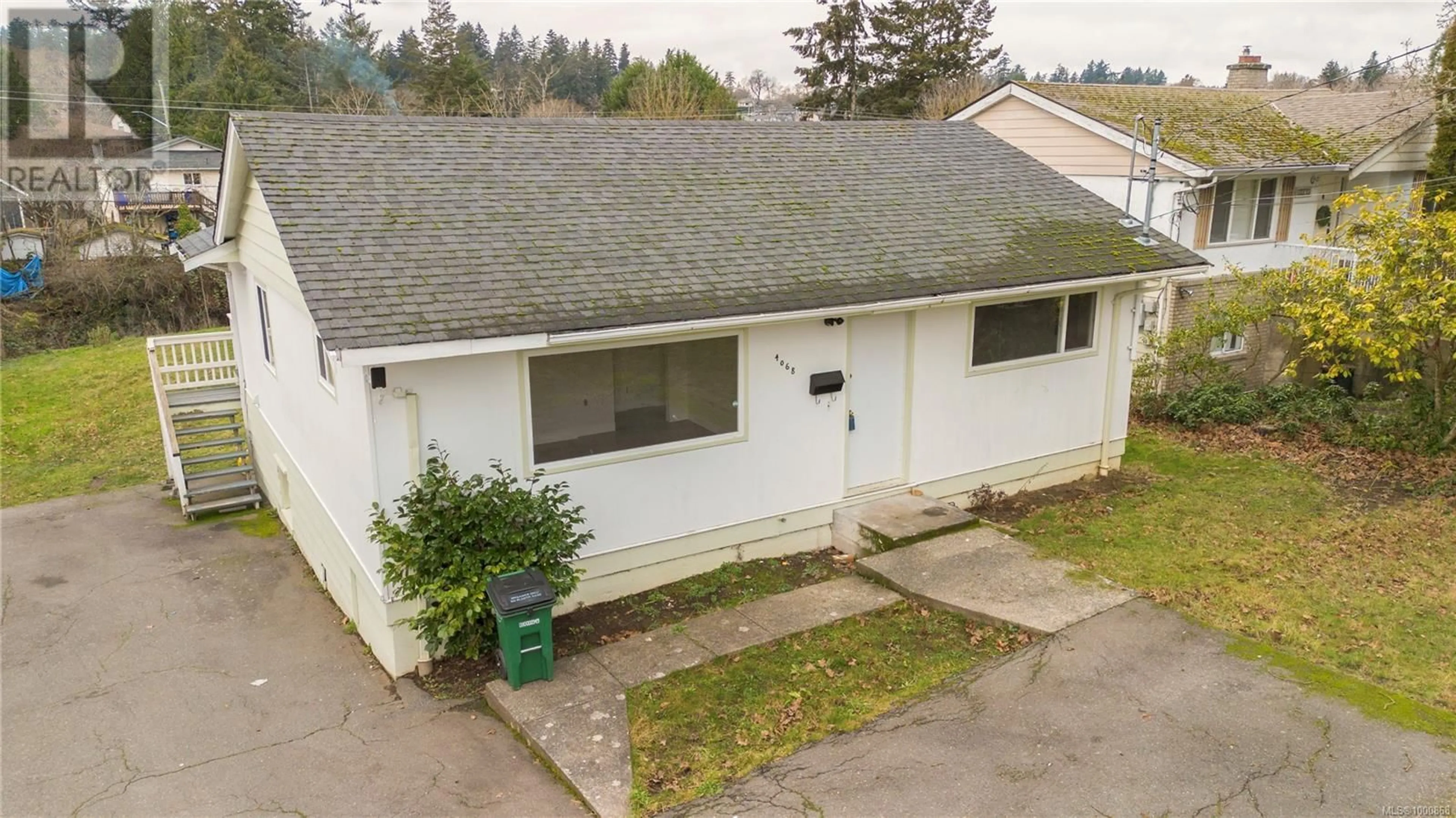 A pic from outside/outdoor area/front of a property/back of a property/a pic from drone, building for 4068 GRANGE ROAD, Saanich British Columbia V8Z4V5