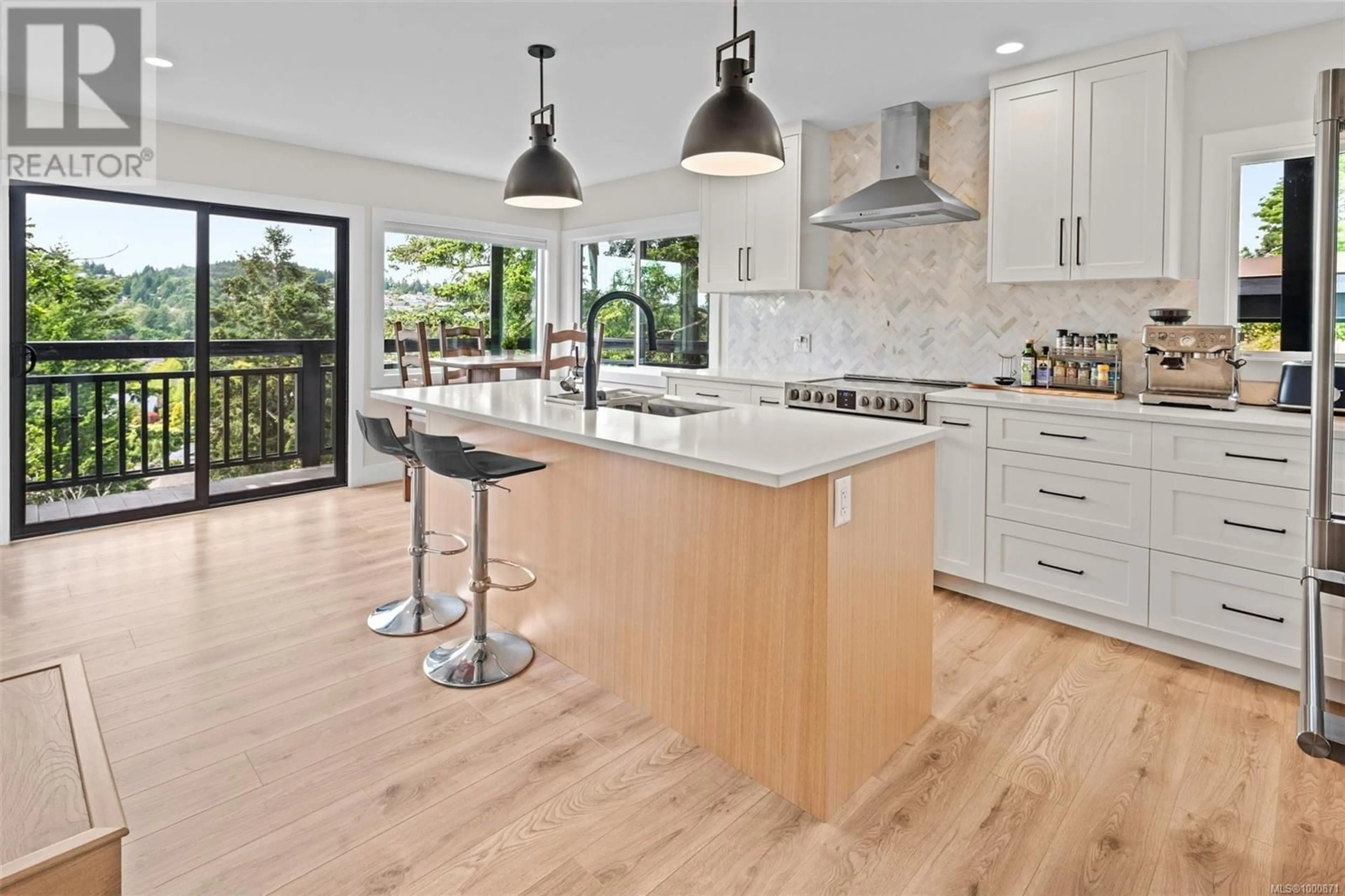 Contemporary kitchen, wood/laminate floor for 4728 TREETOP HEIGHTS, Saanich British Columbia V8Y1E1
