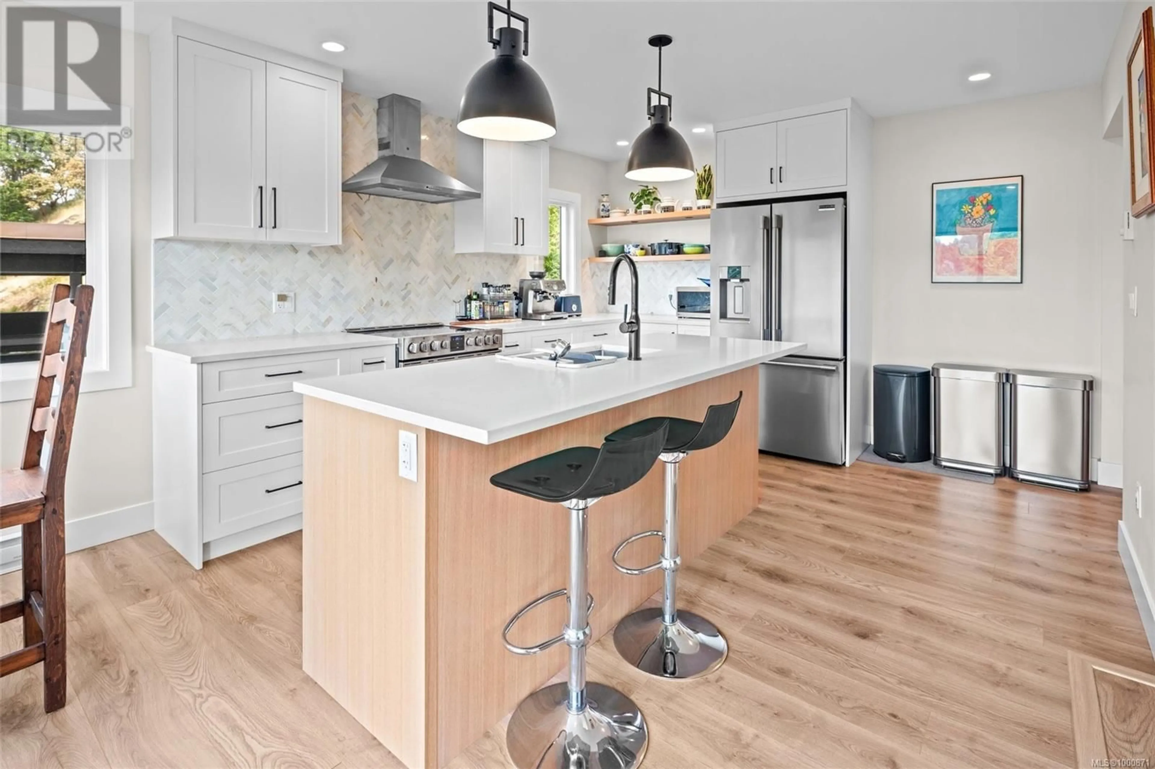Contemporary kitchen, unknown for 4728 TREETOP HEIGHTS, Saanich British Columbia V8Y1E1