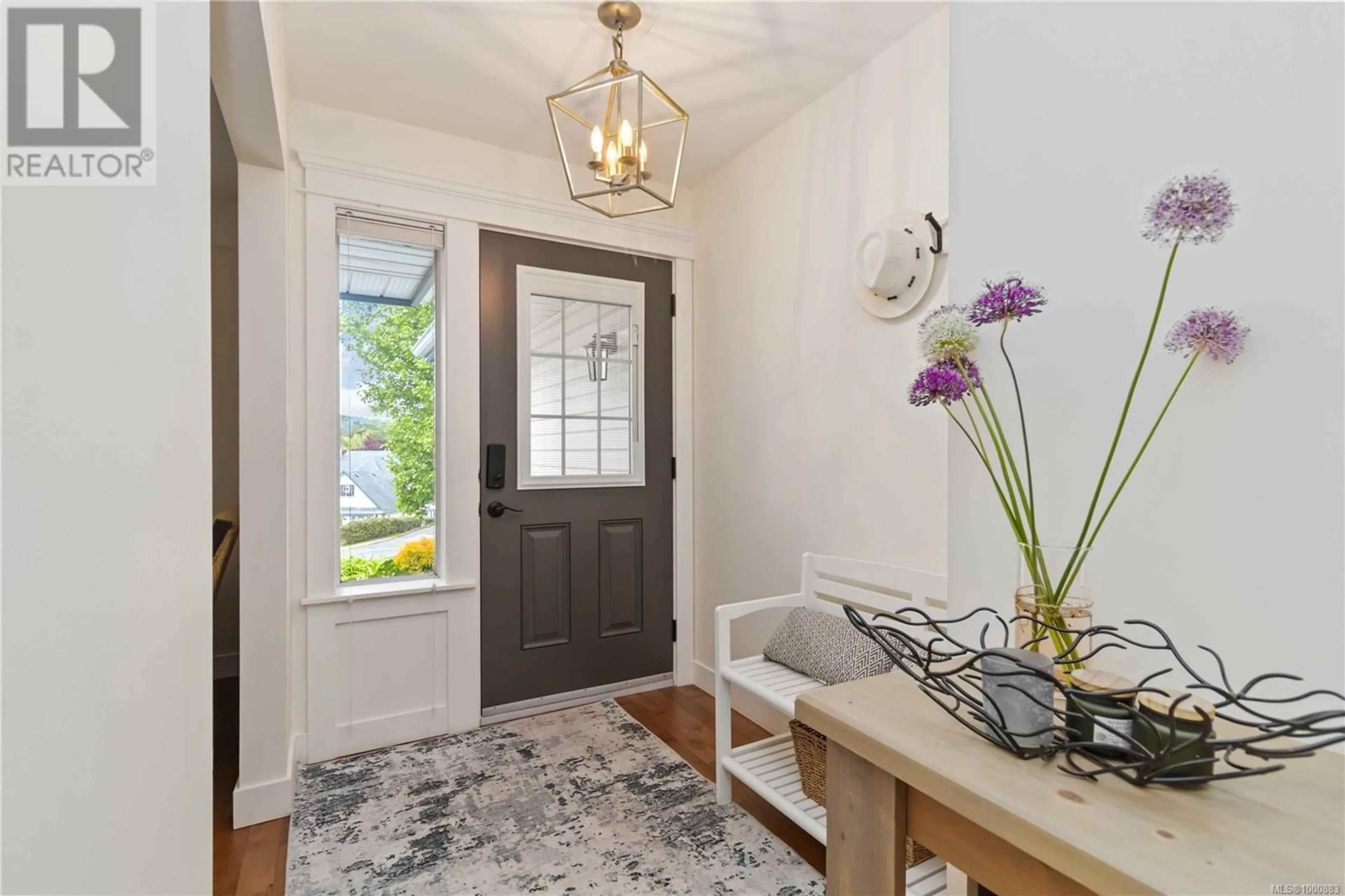 Indoor entryway for 321 GULL ROAD, View Royal British Columbia V9B1L3