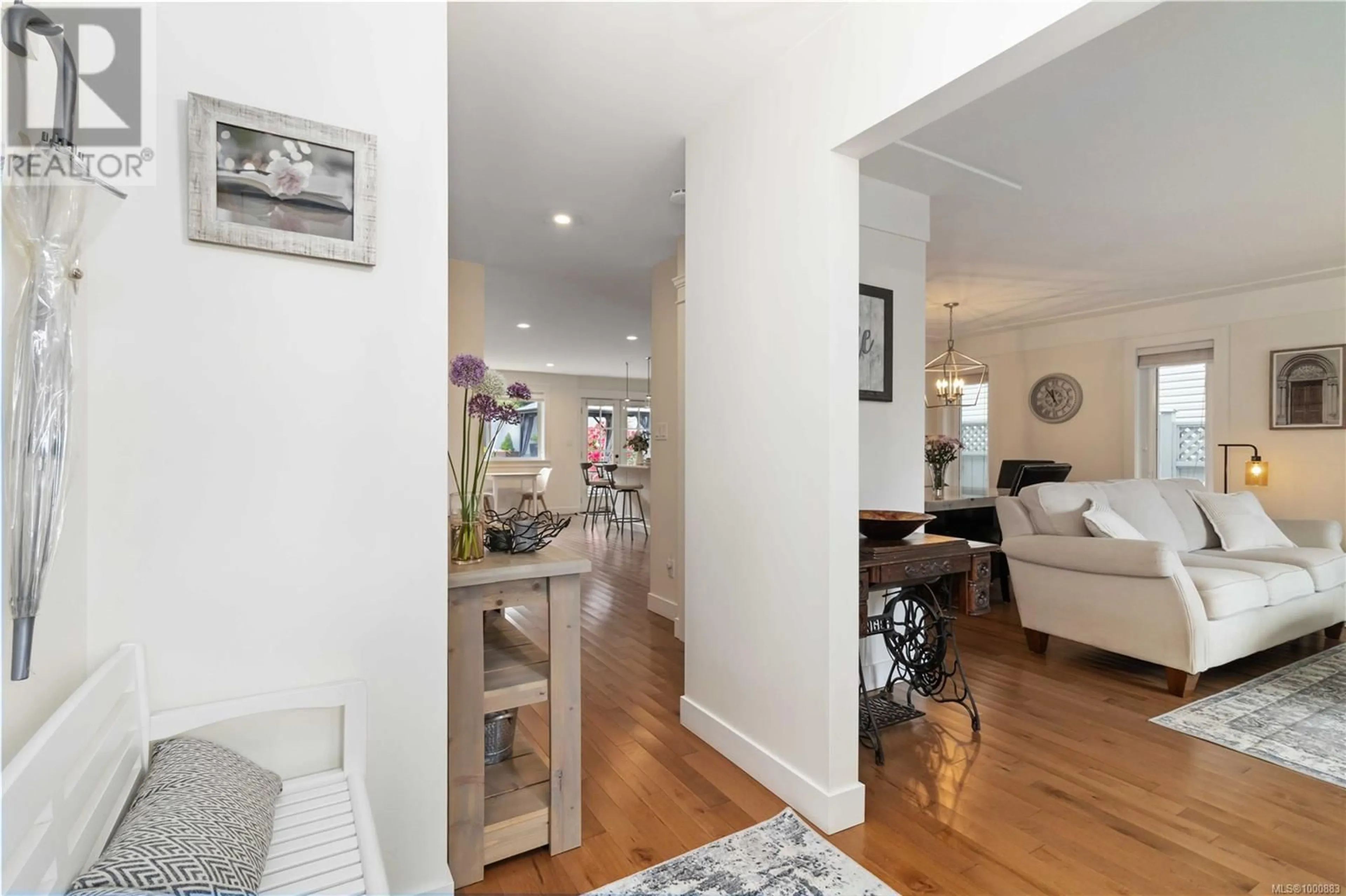 Indoor entryway for 321 GULL ROAD, View Royal British Columbia V9B1L3