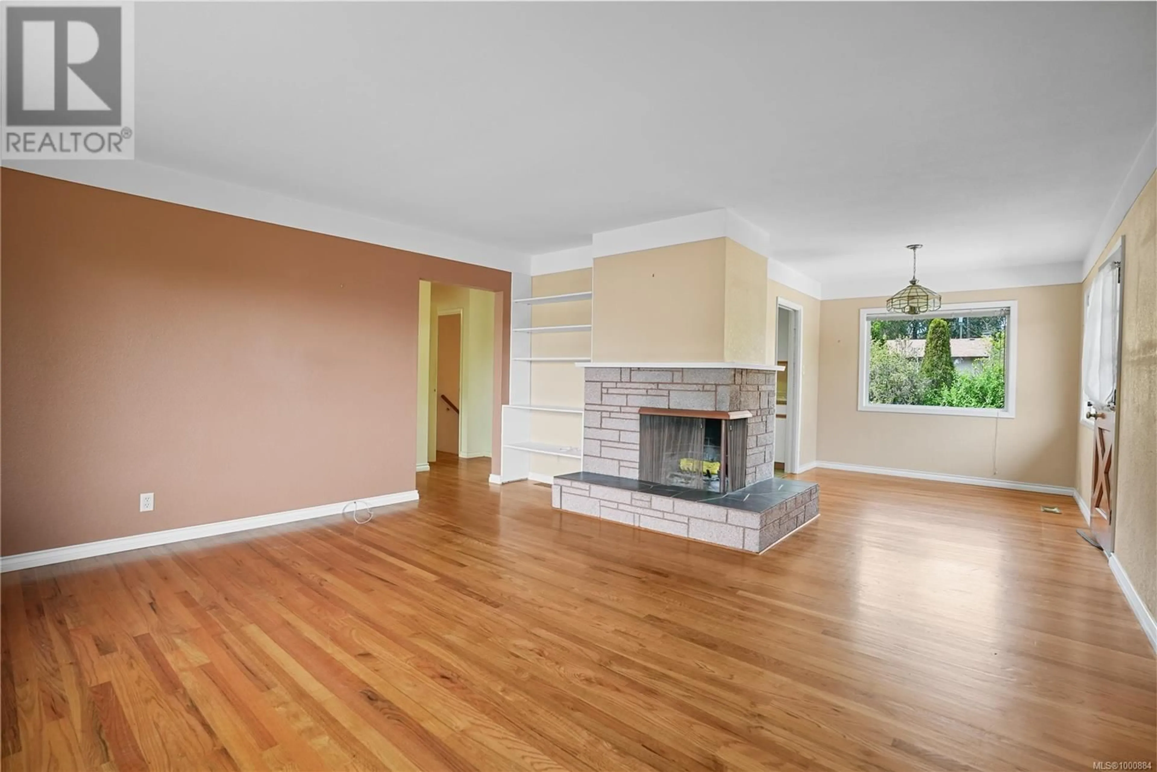 Living room with furniture, wood/laminate floor for 992 AMBASSADOR AVENUE, Saanich British Columbia V8X3N2
