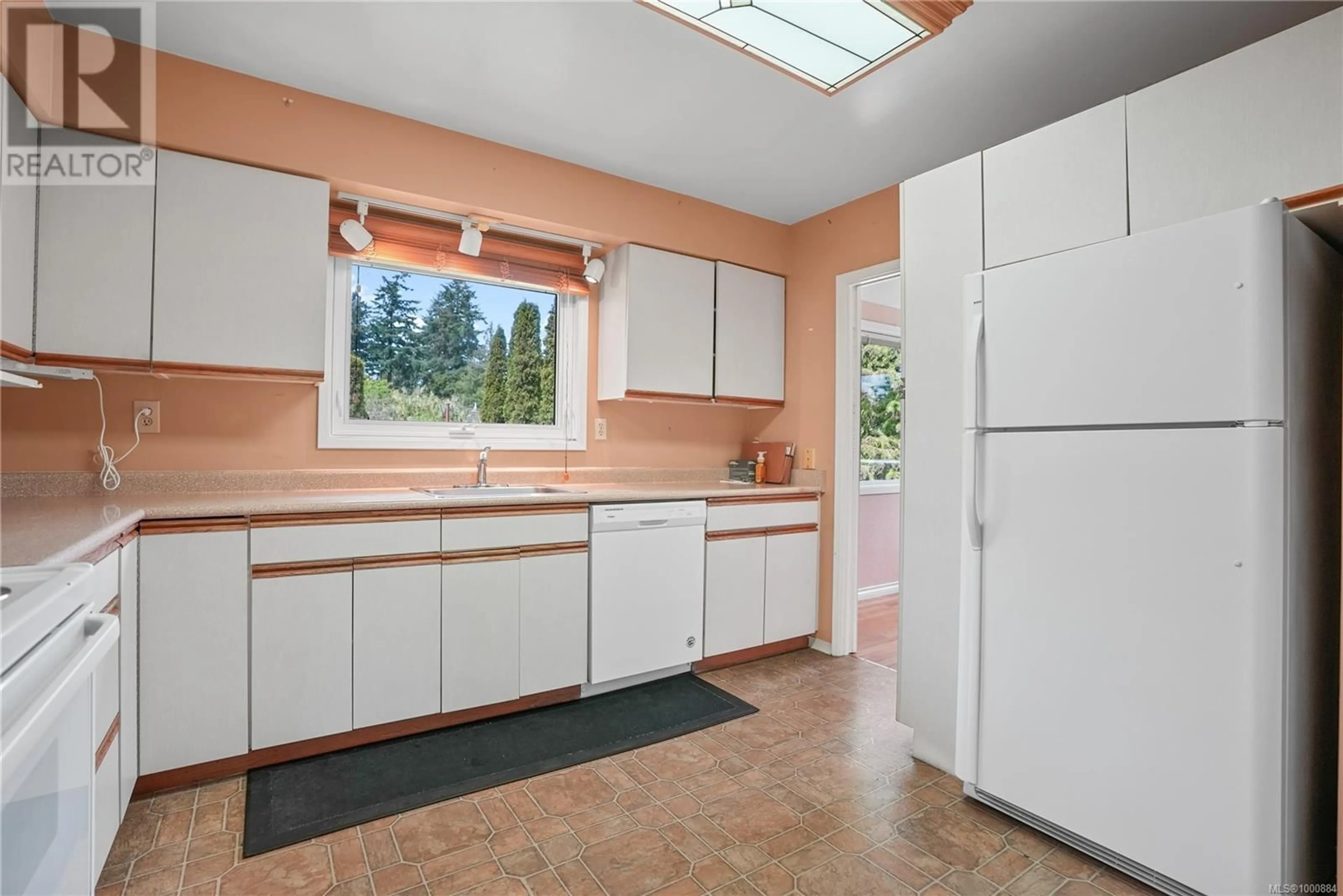 Standard kitchen, ceramic/tile floor for 992 AMBASSADOR AVENUE, Saanich British Columbia V8X3N2