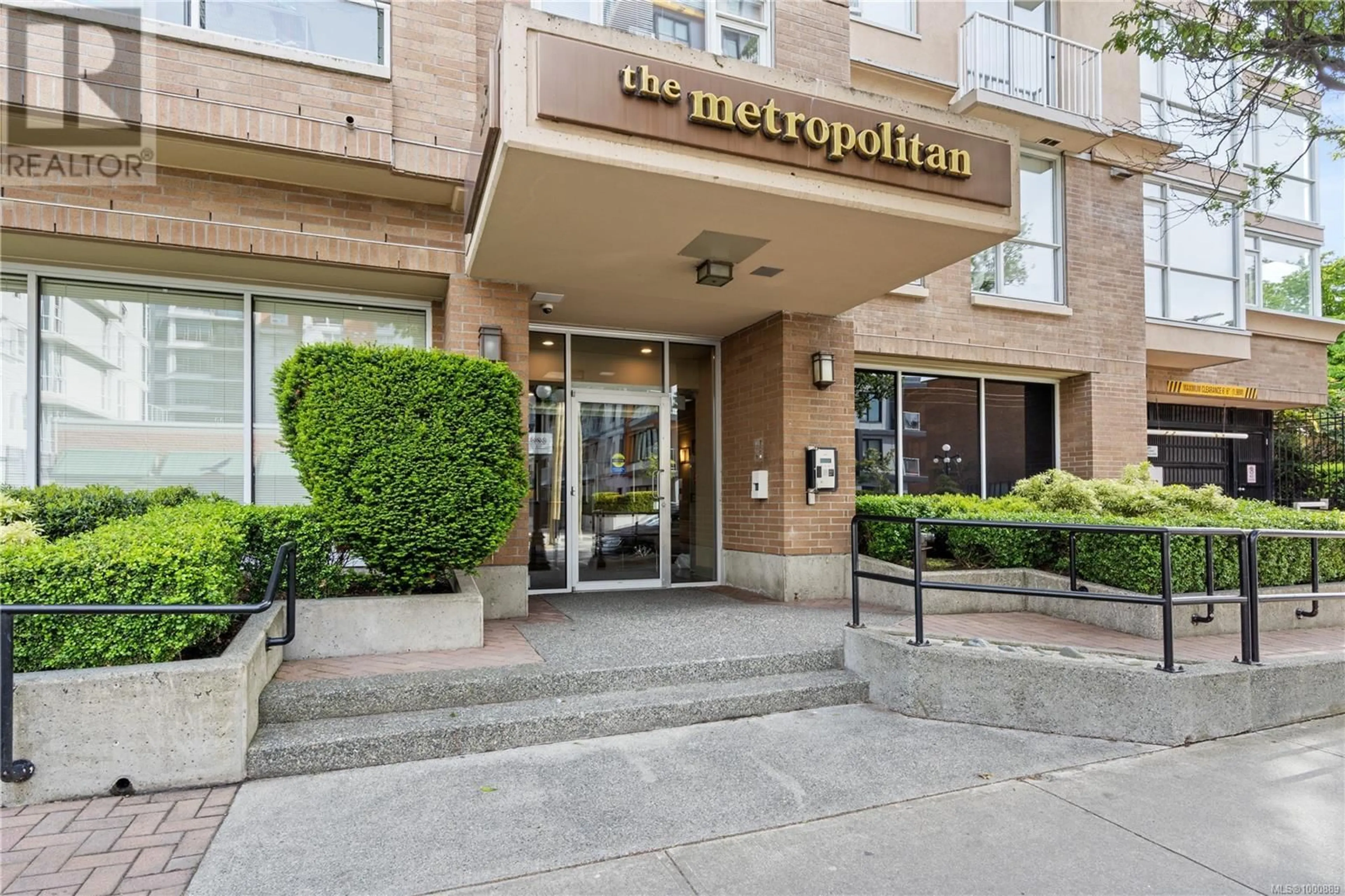 Indoor foyer for 910 - 835 VIEW STREET, Victoria British Columbia V8X3L6
