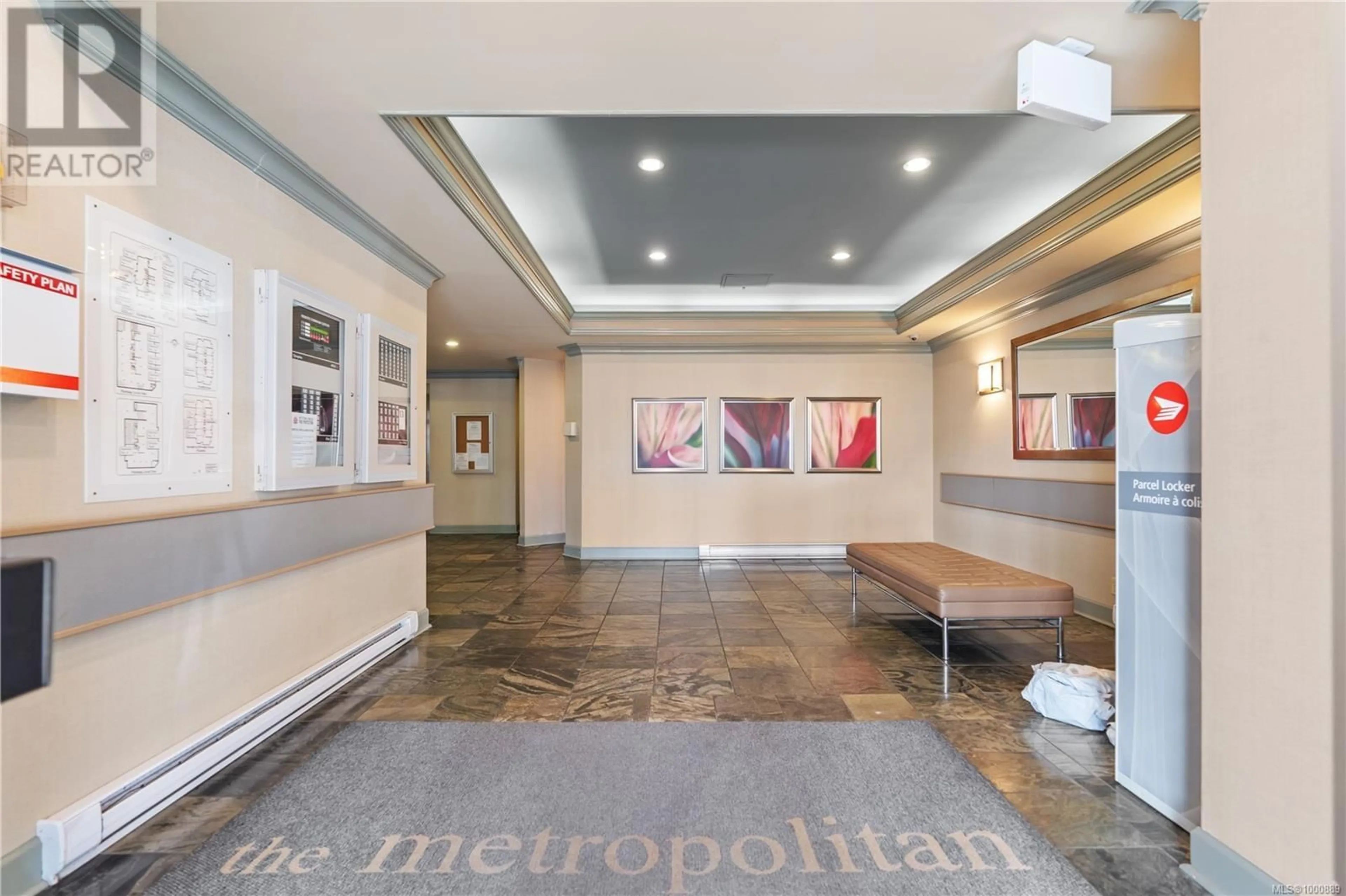 Indoor foyer for 910 - 835 VIEW STREET, Victoria British Columbia V8X3L6