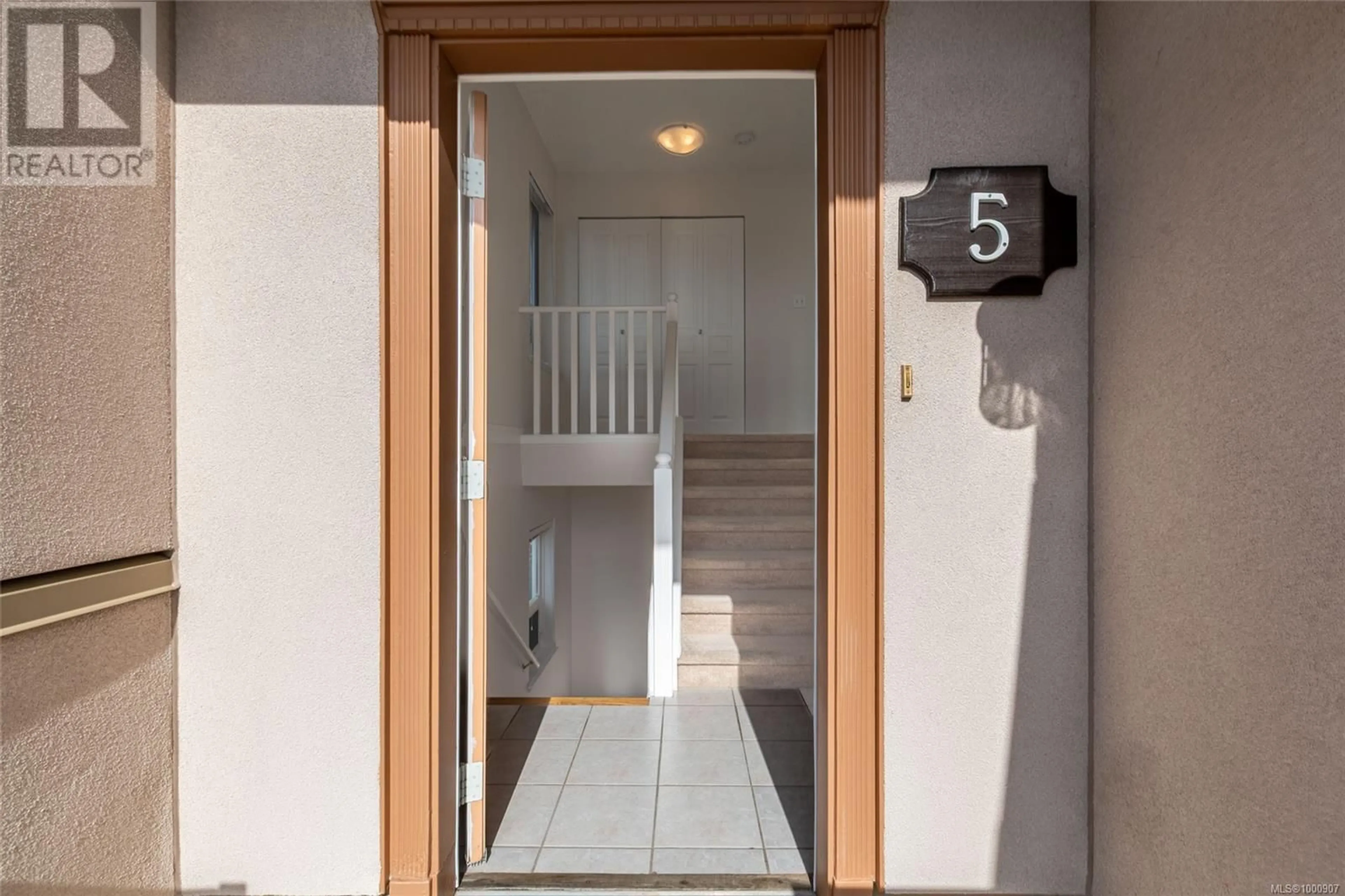 Indoor foyer for 5 - 100 GIFFORD ROAD, Ladysmith British Columbia V9G1B8