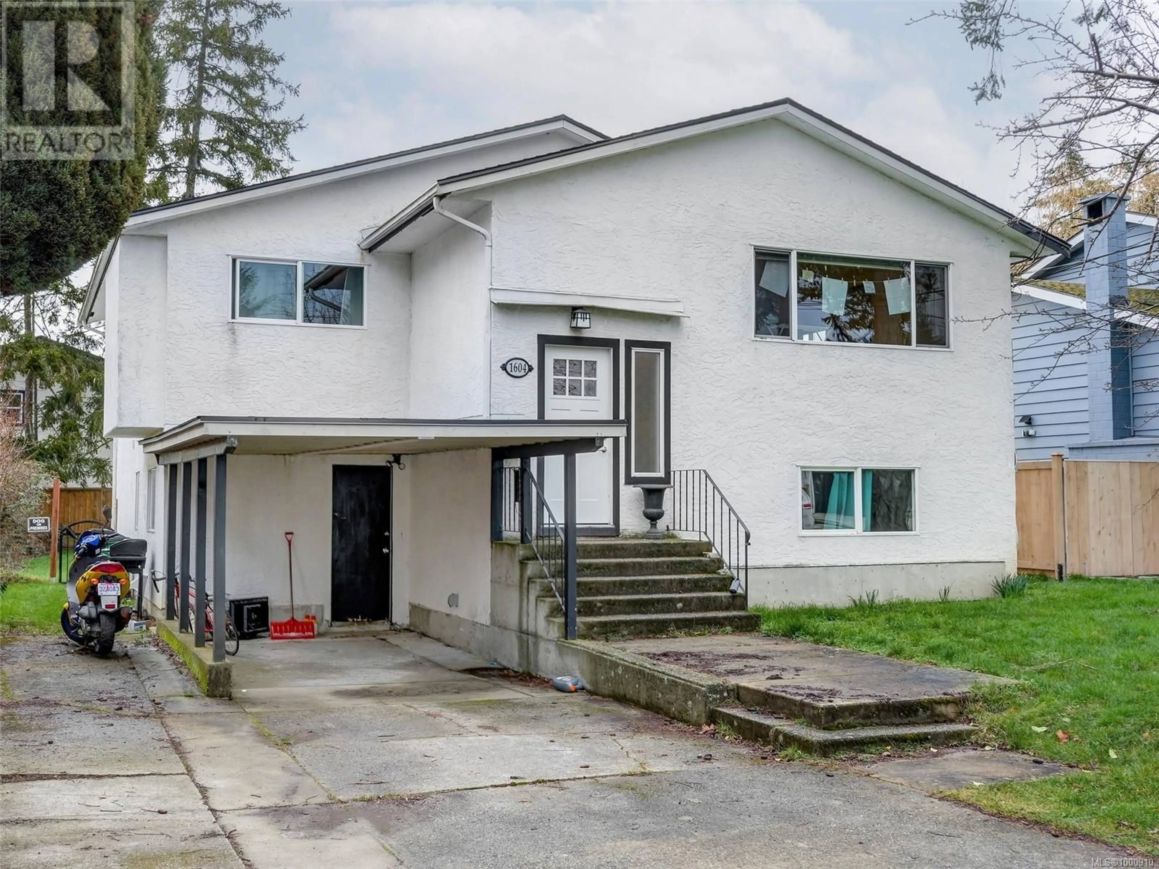 Home with vinyl exterior material, building for 1604 SAN JUAN AVENUE, Saanich British Columbia V8N2L6