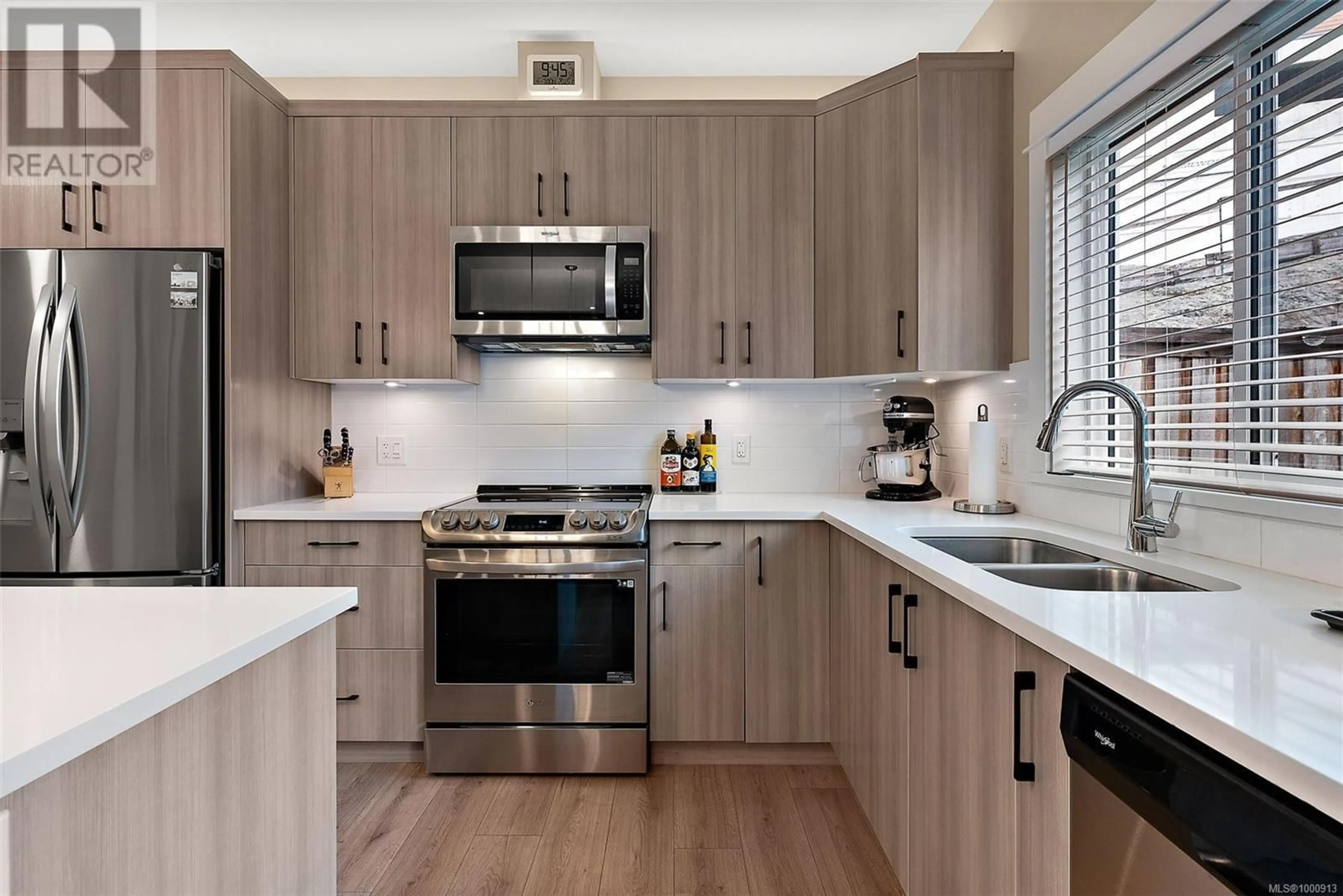 Contemporary kitchen, unknown for 8 WEST PARK PLACE, View Royal British Columbia V9B3R9