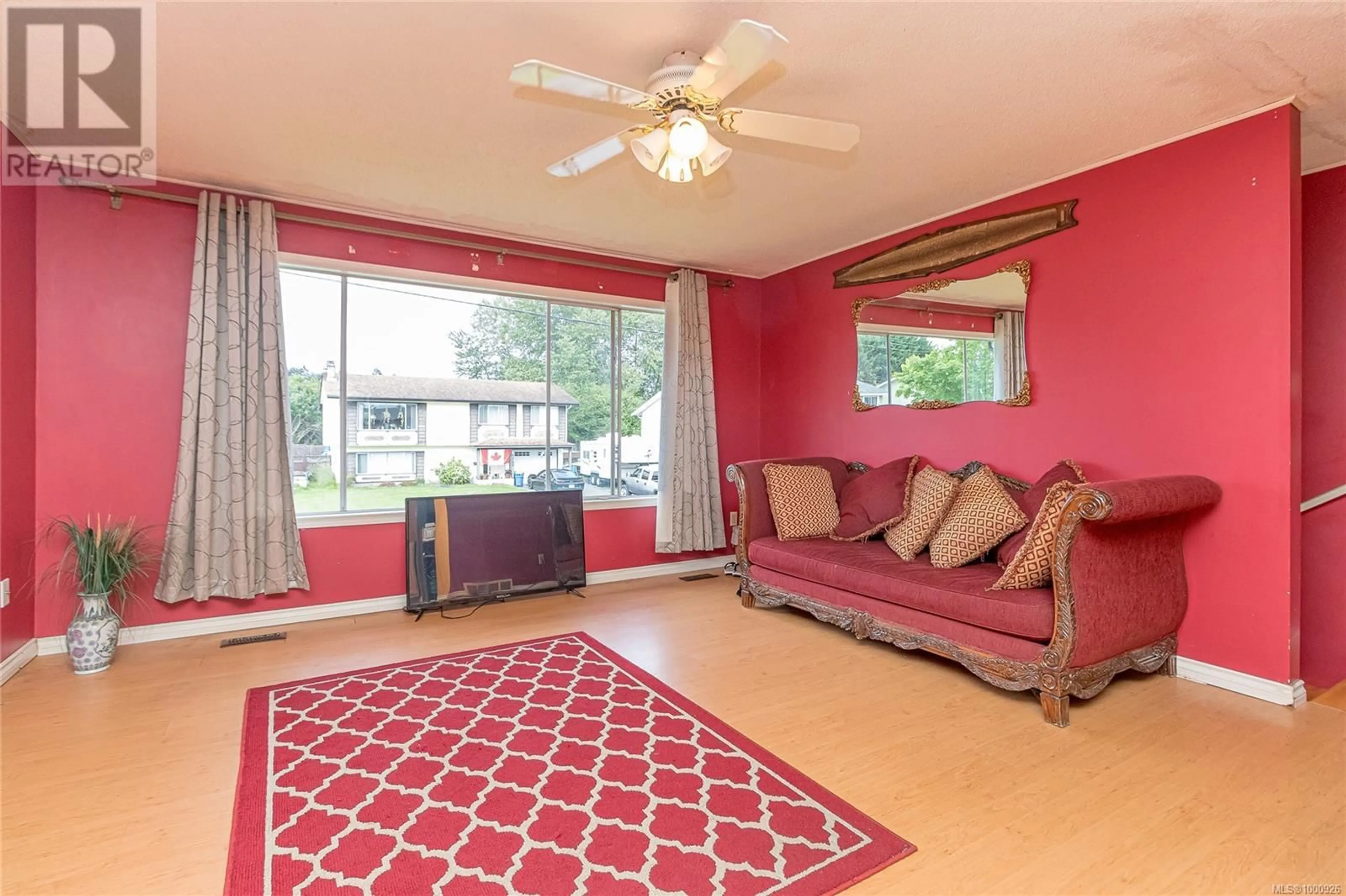 Living room with furniture, carpet floor for 6243 HAWKES BOULEVARD, Duncan British Columbia V9L4N8