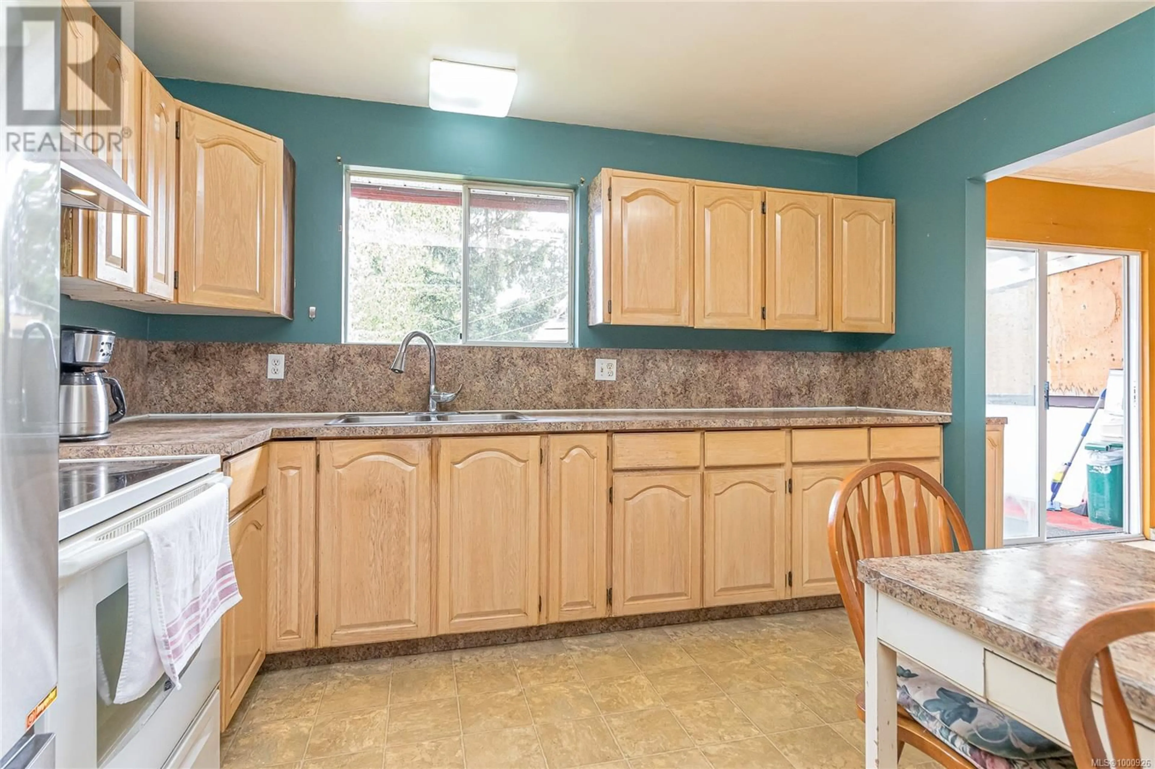 Standard kitchen, ceramic/tile floor for 6243 HAWKES BOULEVARD, Duncan British Columbia V9L4N8