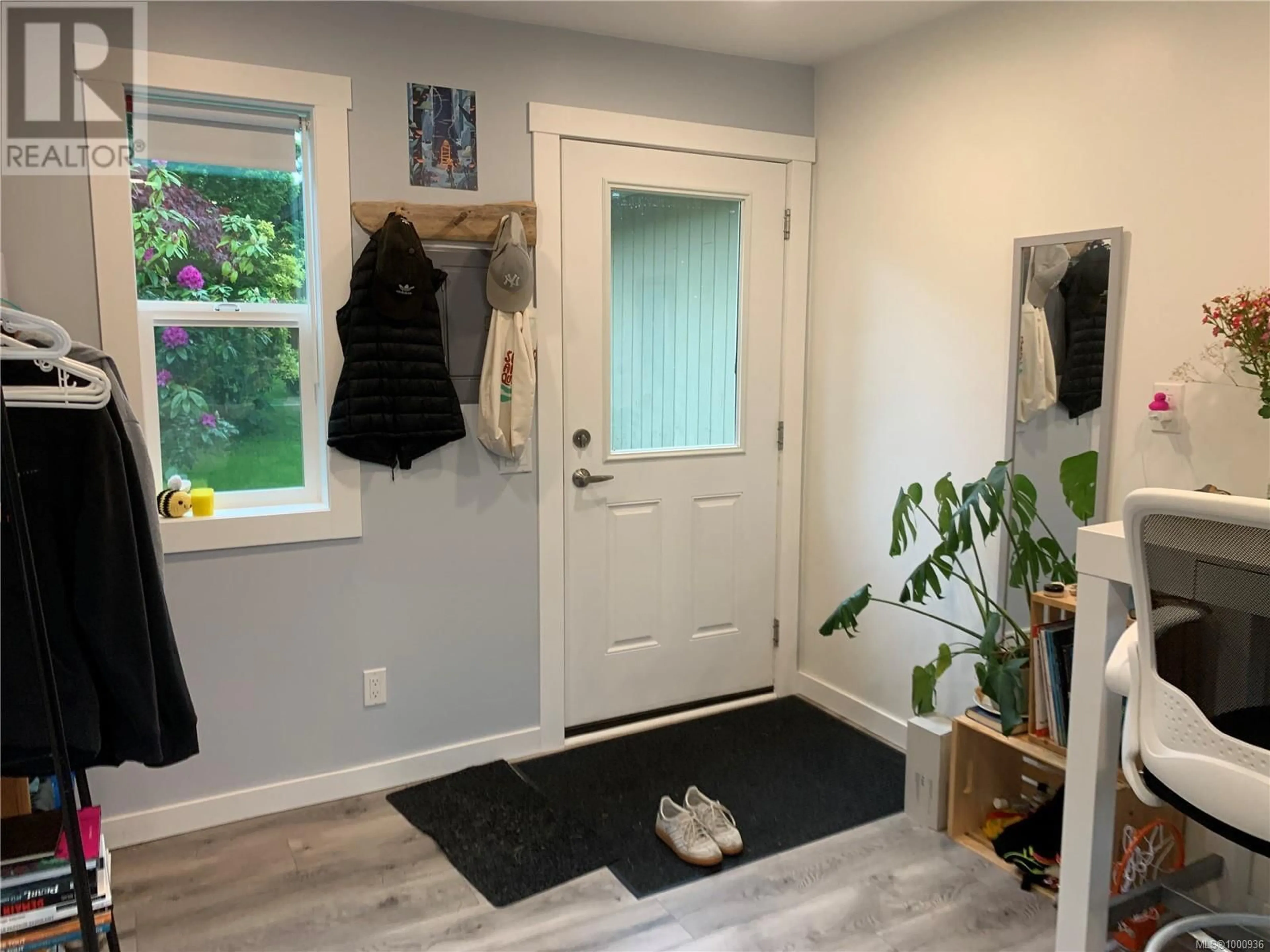 Indoor entryway for 2606 SODERHOLM ROAD, Campbell River British Columbia V9W5R1