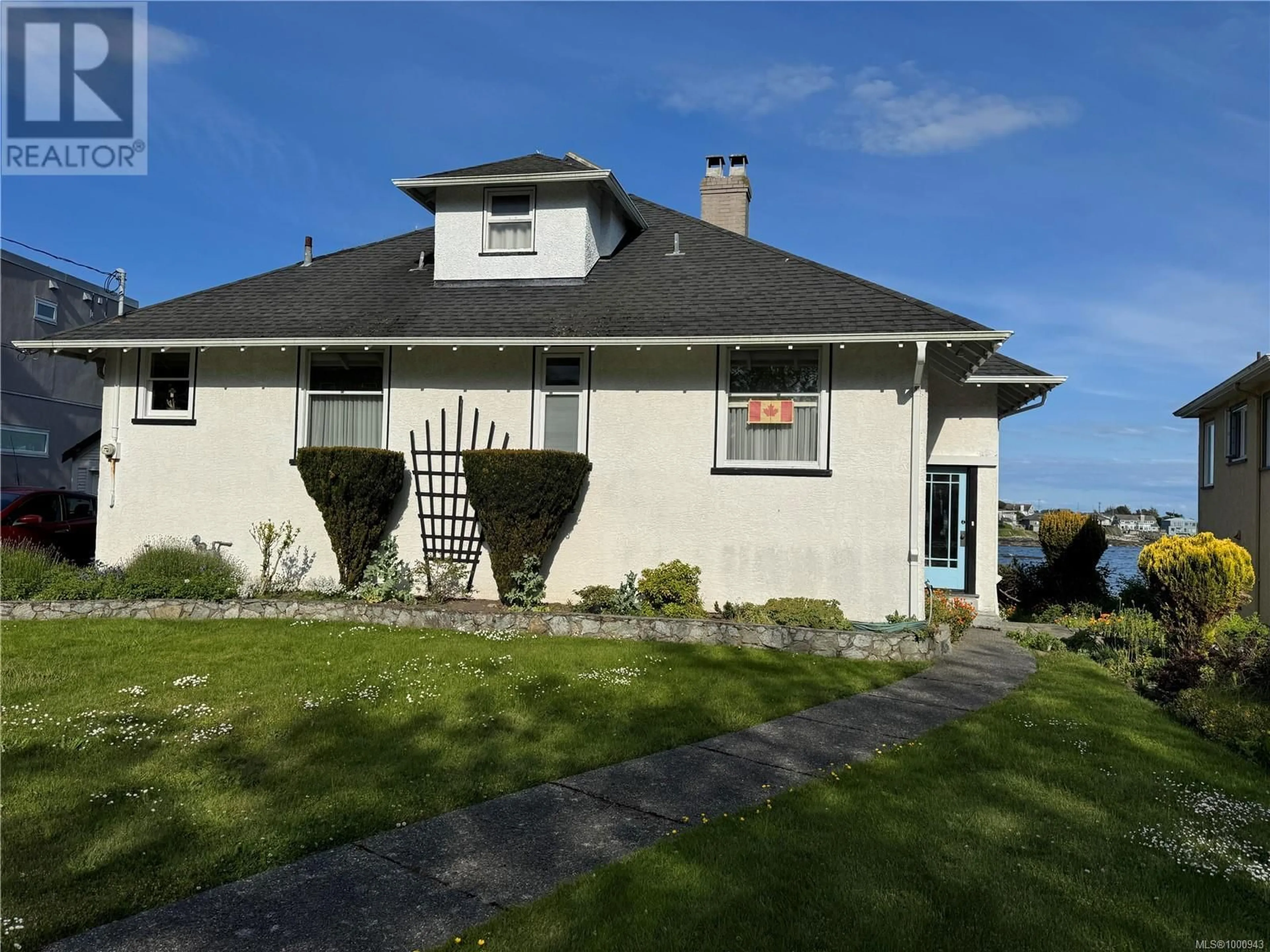 Home with vinyl exterior material, unknown for 1839 HOLLYWOOD CRESCENT, Victoria British Columbia V8W1H9