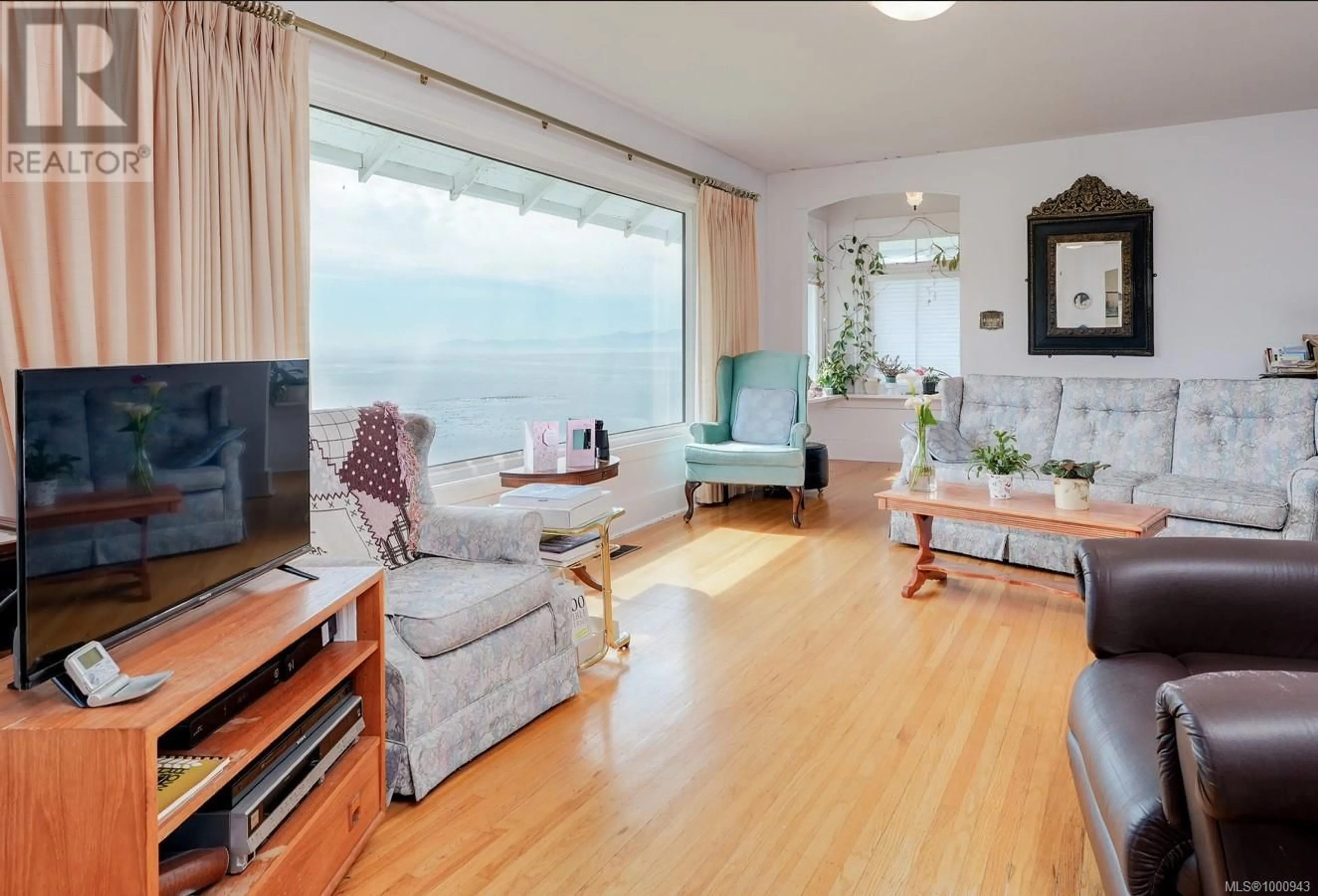 Living room with furniture, wood/laminate floor for 1839 HOLLYWOOD CRESCENT, Victoria British Columbia V8W1H9