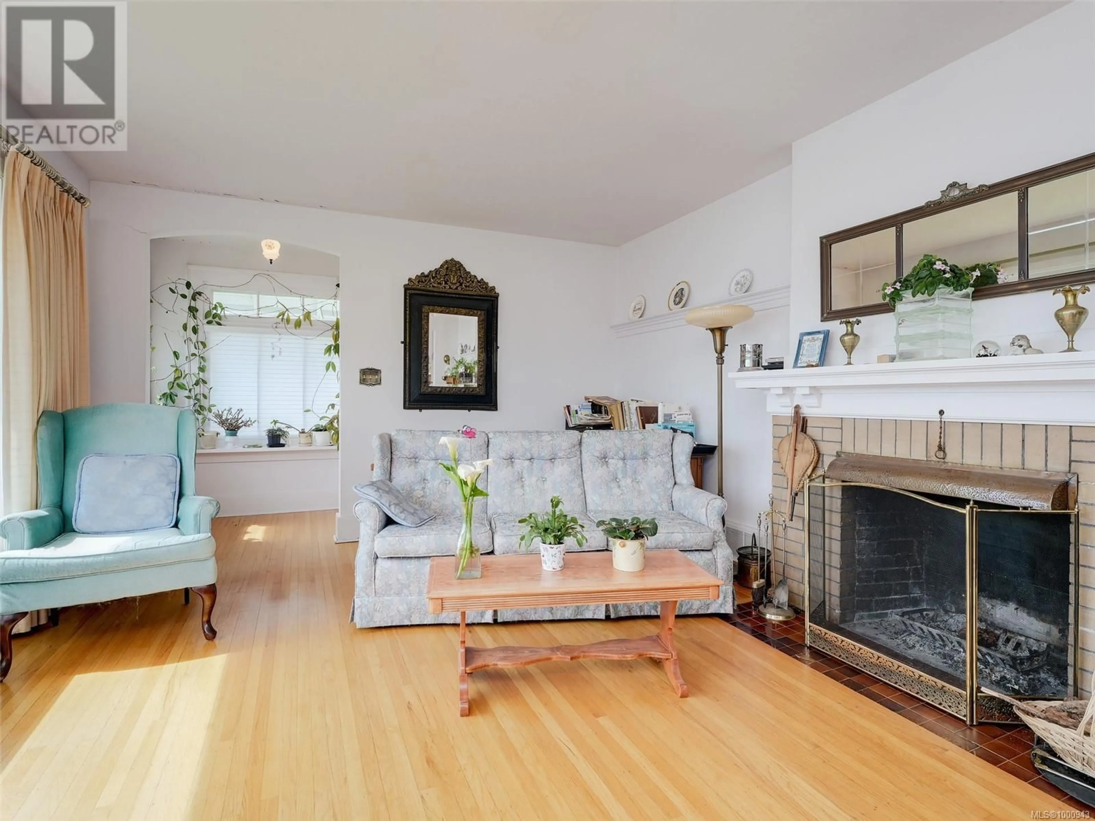 Living room with furniture, wood/laminate floor for 1839 HOLLYWOOD CRESCENT, Victoria British Columbia V8W1H9