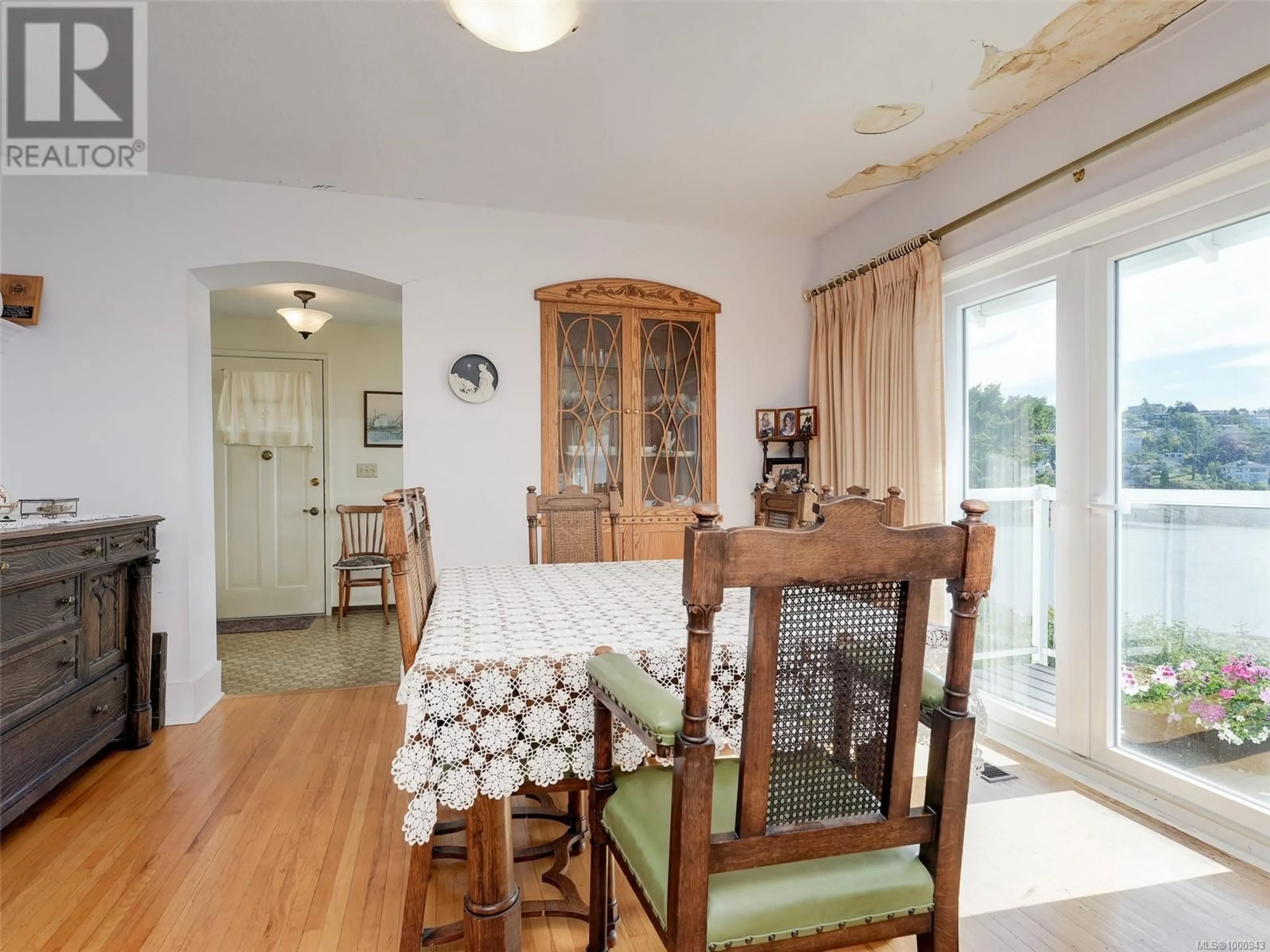 Dining room, wood/laminate floor for 1839 HOLLYWOOD CRESCENT, Victoria British Columbia V8W1H9