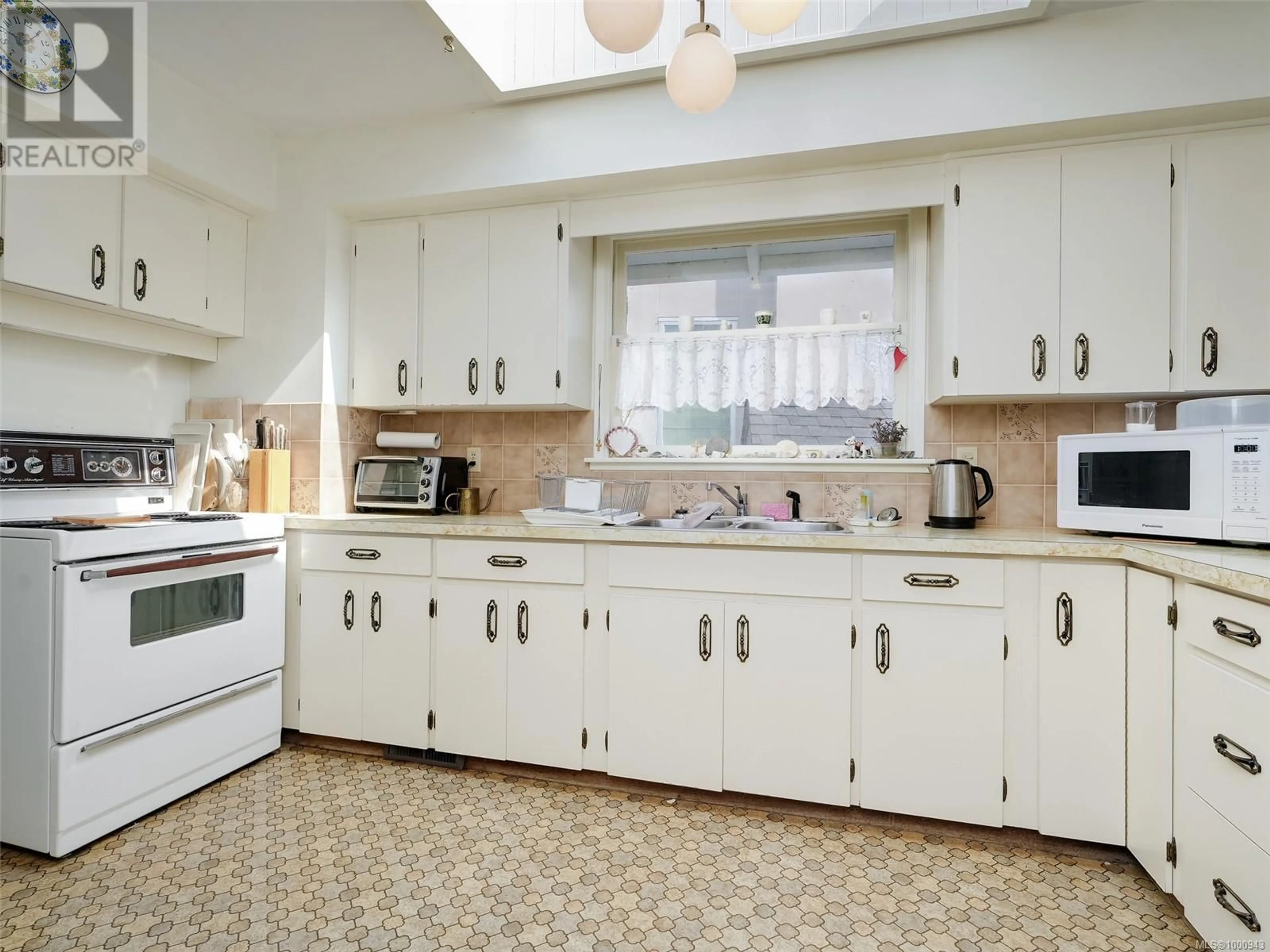 Standard kitchen, ceramic/tile floor for 1839 HOLLYWOOD CRESCENT, Victoria British Columbia V8W1H9