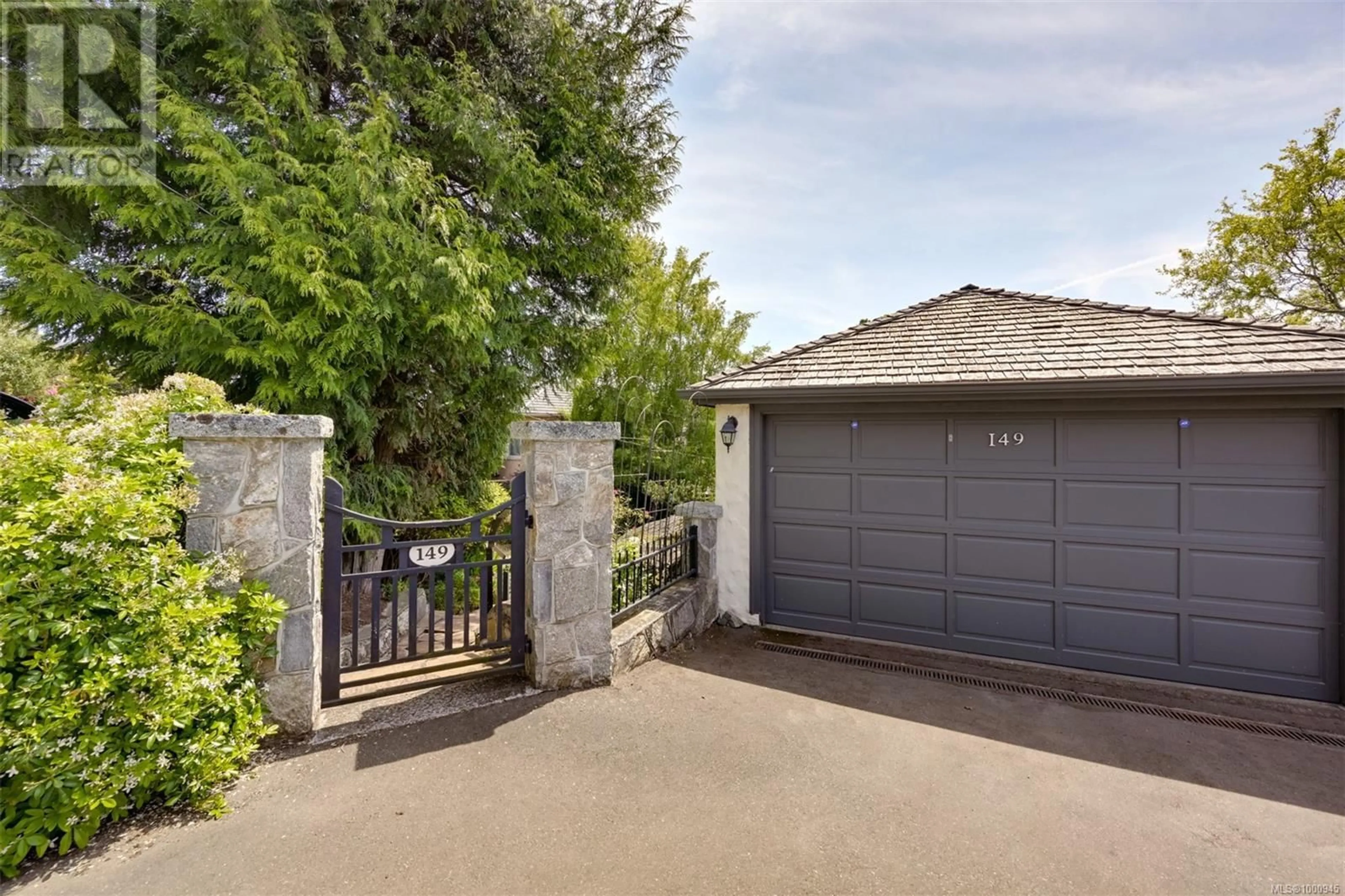 A pic from outside/outdoor area/front of a property/back of a property/a pic from drone, street for 149 BARKLEY TERRACE, Oak Bay British Columbia V8S2J5