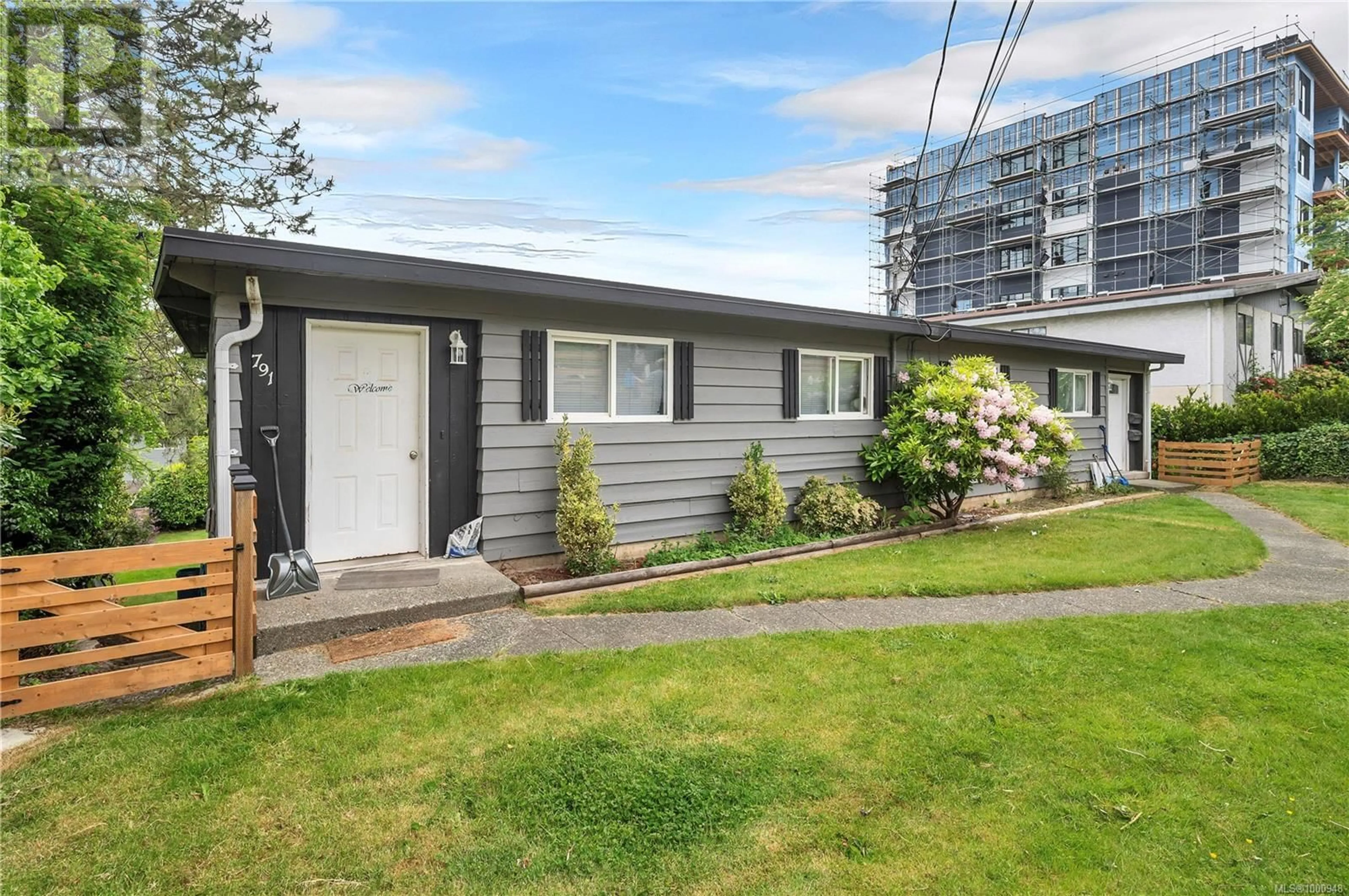 Home with vinyl exterior material, street for 791 BIRCH STREET, Campbell River British Columbia V9W2T3