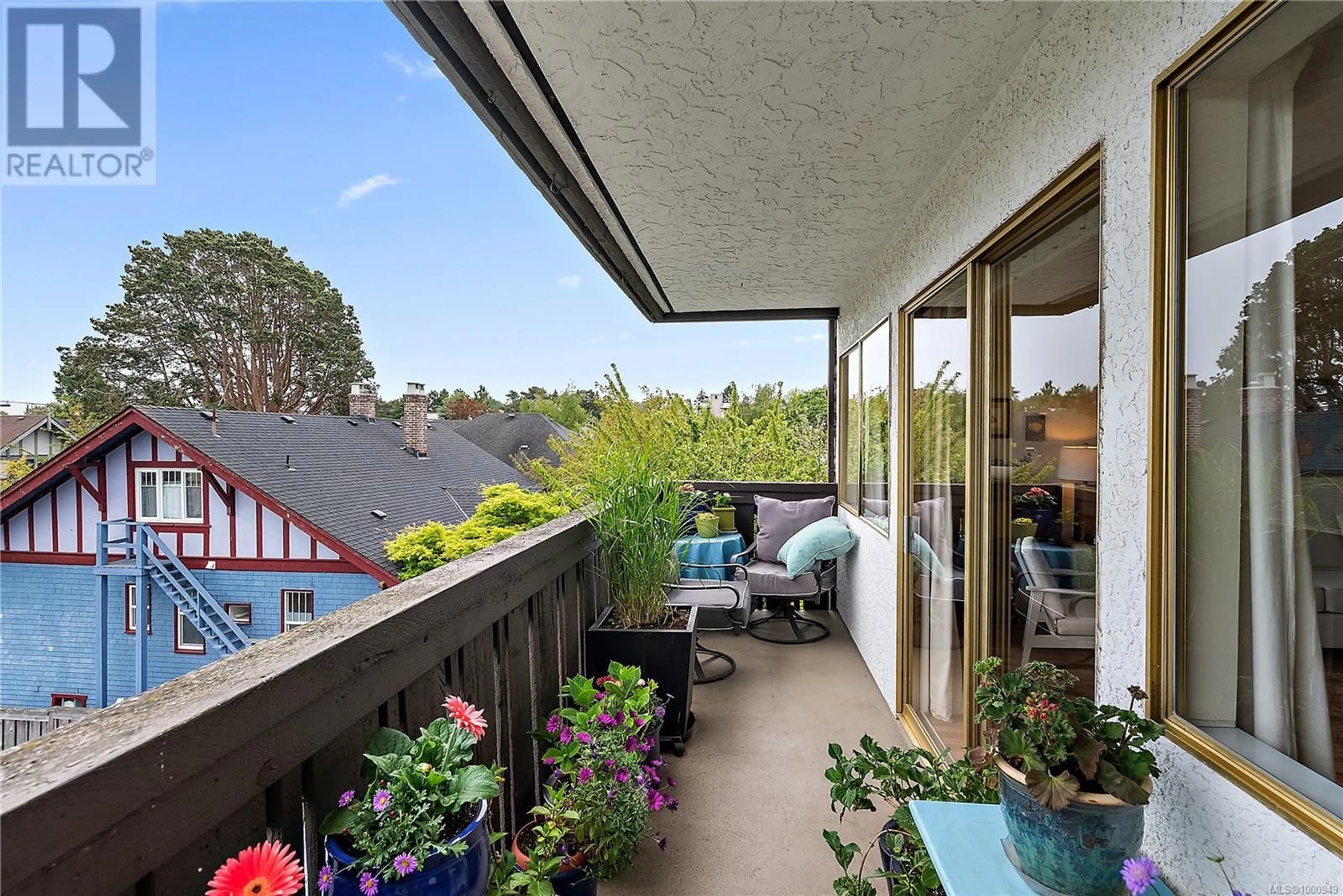 Patio, water/lake/river/ocean view for 324 - 964 HEYWOOD AVENUE, Victoria British Columbia V8V2Y5