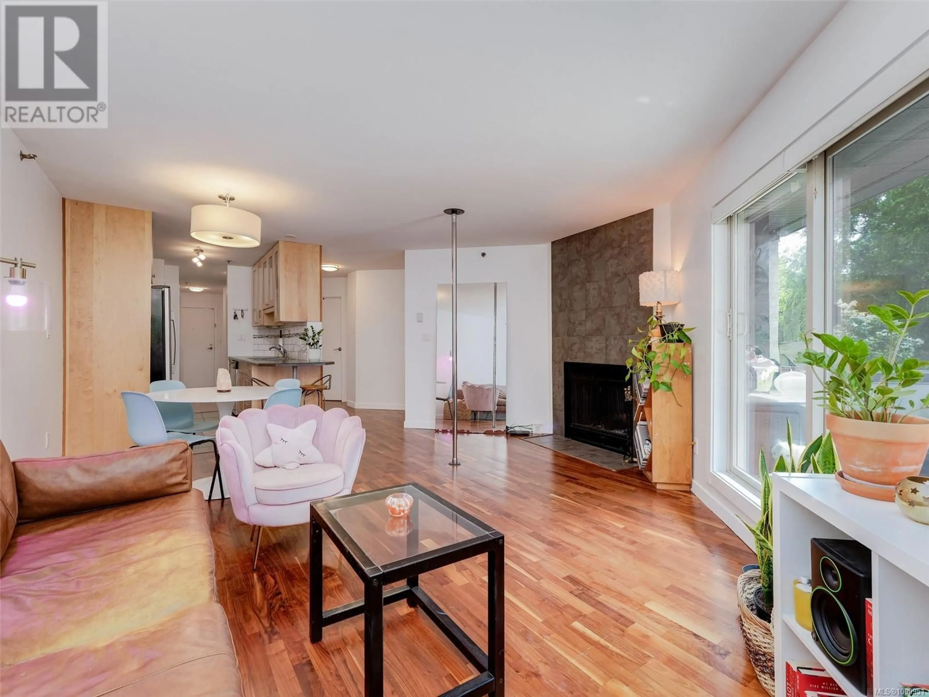 Living room with furniture, wood/laminate floor for 107 - 1241 FAIRFIELD ROAD, Victoria British Columbia V8V3B3