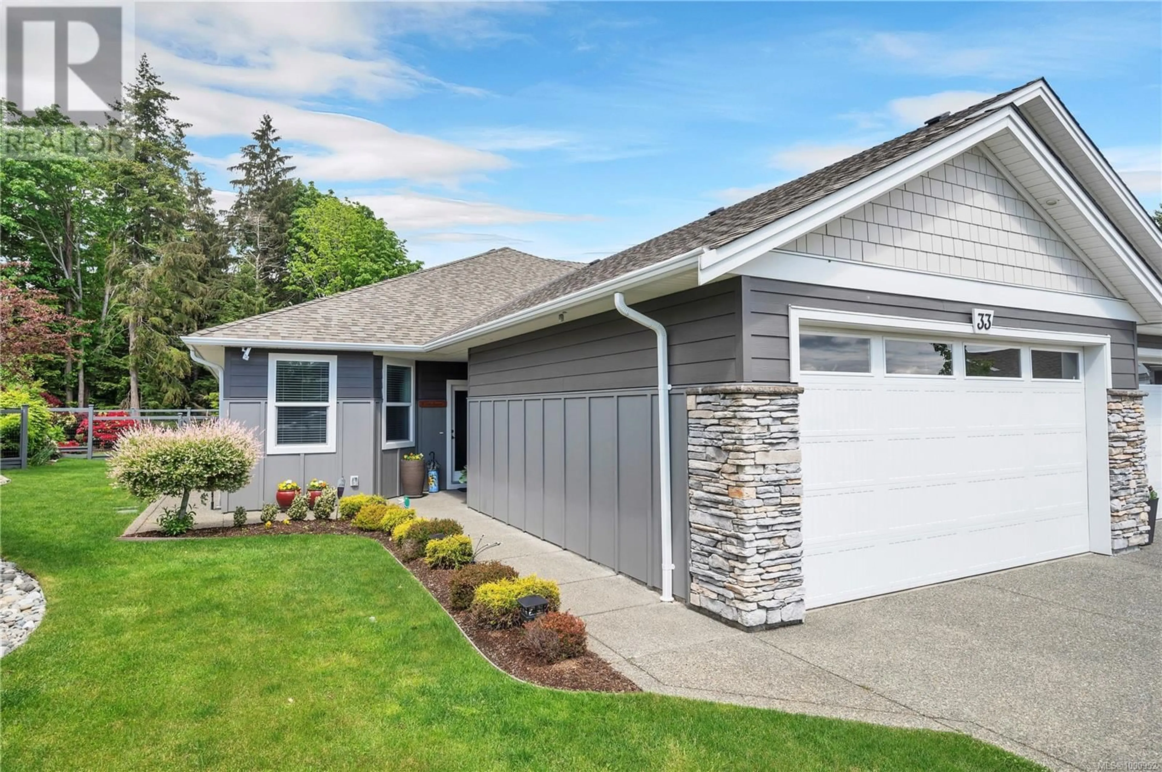 Home with vinyl exterior material, street for 33 - 2000 TREELANE ROAD, Campbell River British Columbia V9W0E1