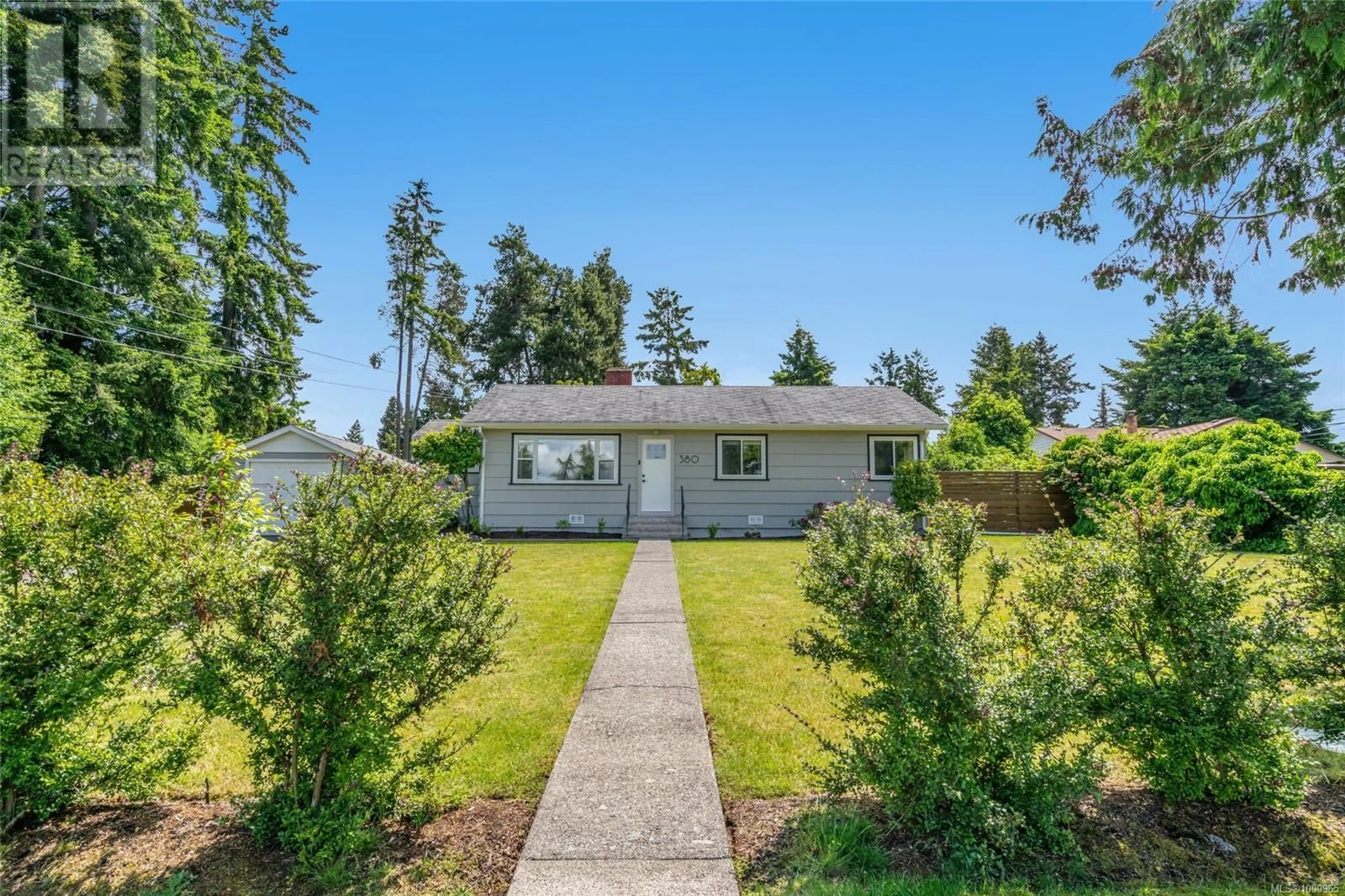 A pic from outside/outdoor area/front of a property/back of a property/a pic from drone, street for 380 HIRST AVENUE WEST, Parksville British Columbia V9P1K4