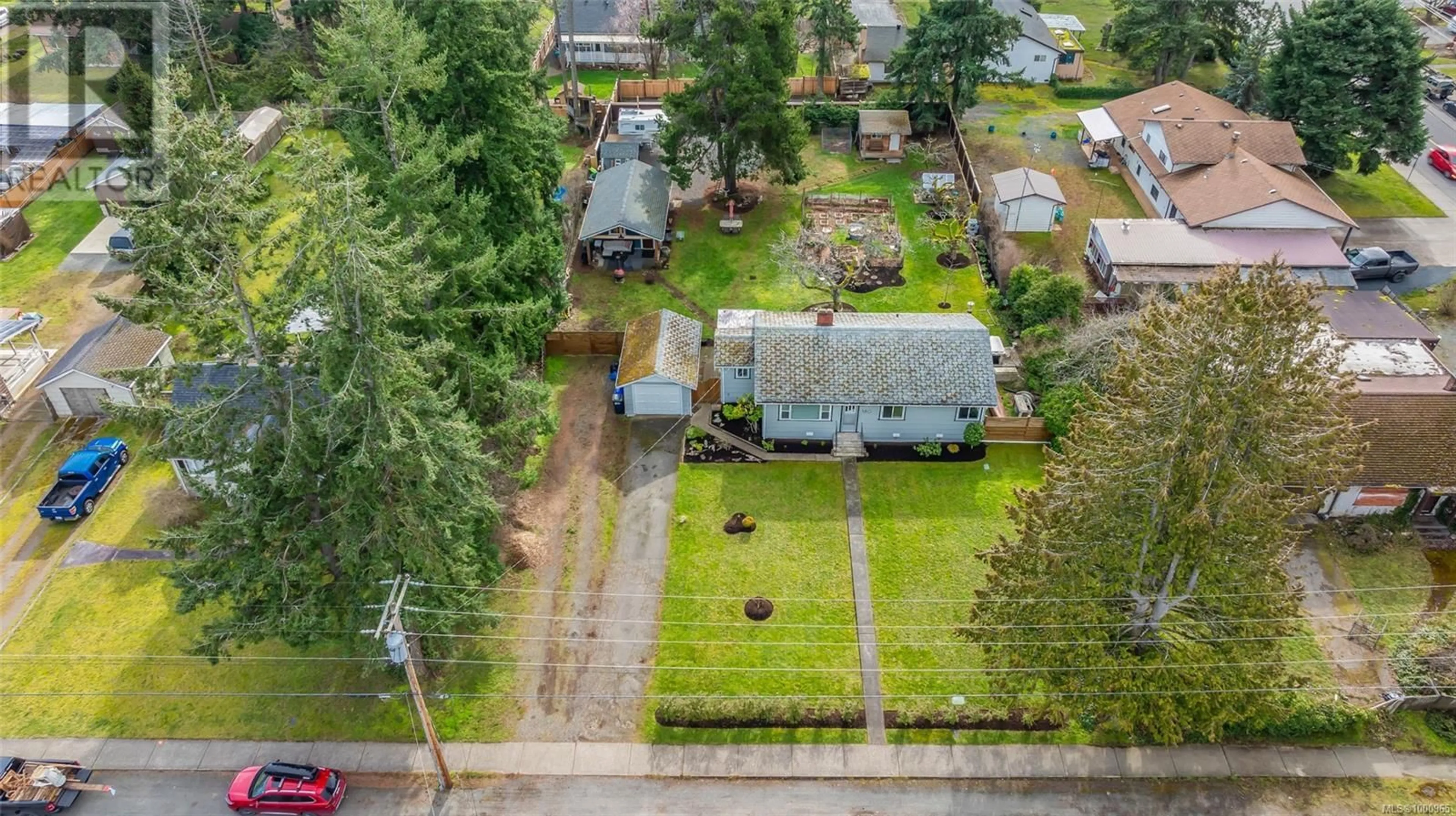A pic from outside/outdoor area/front of a property/back of a property/a pic from drone, street for 380 HIRST AVENUE WEST, Parksville British Columbia V9P1K4