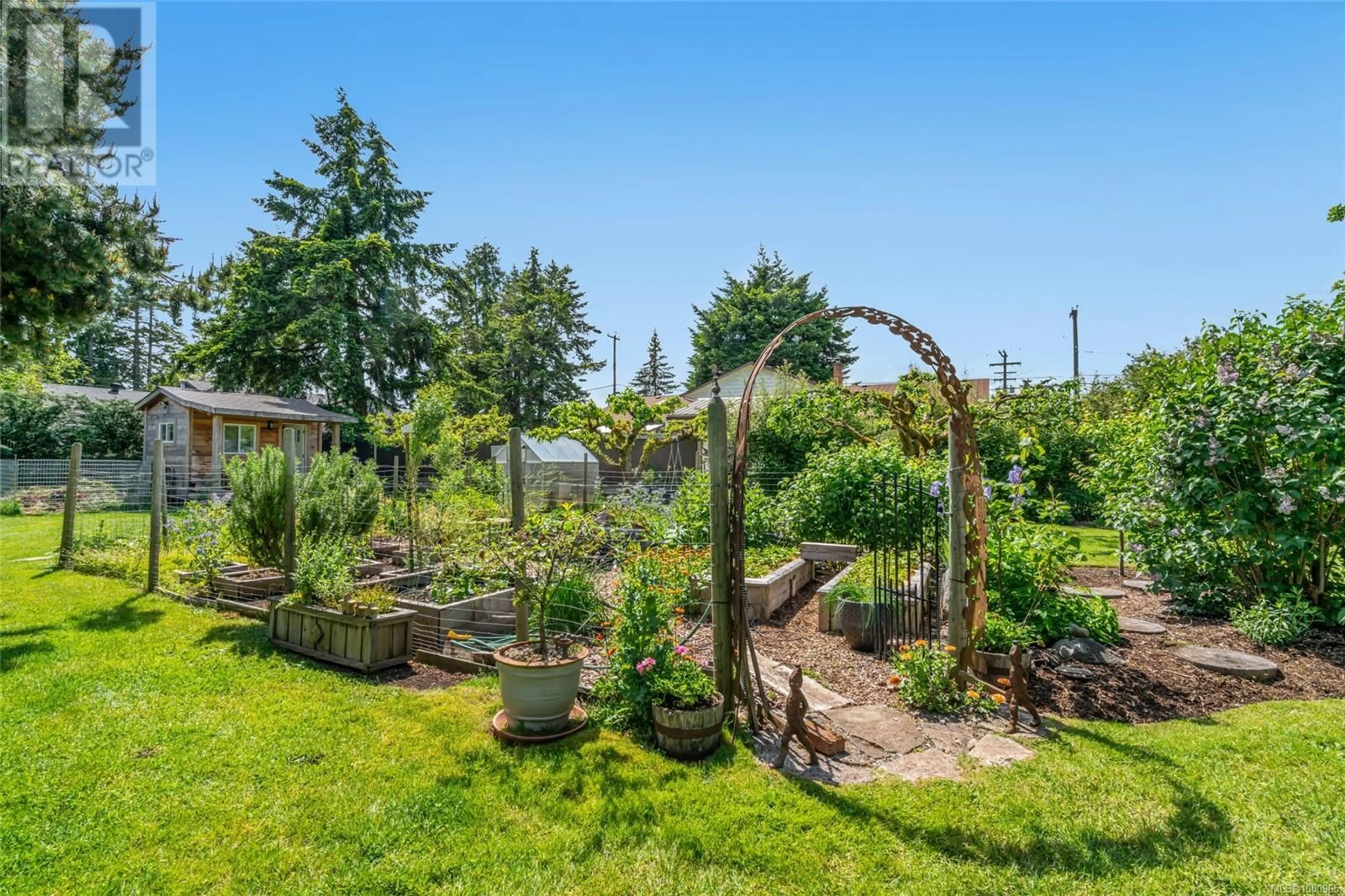 Patio, water/lake/river/ocean view for 380 HIRST AVENUE WEST, Parksville British Columbia V9P1K4