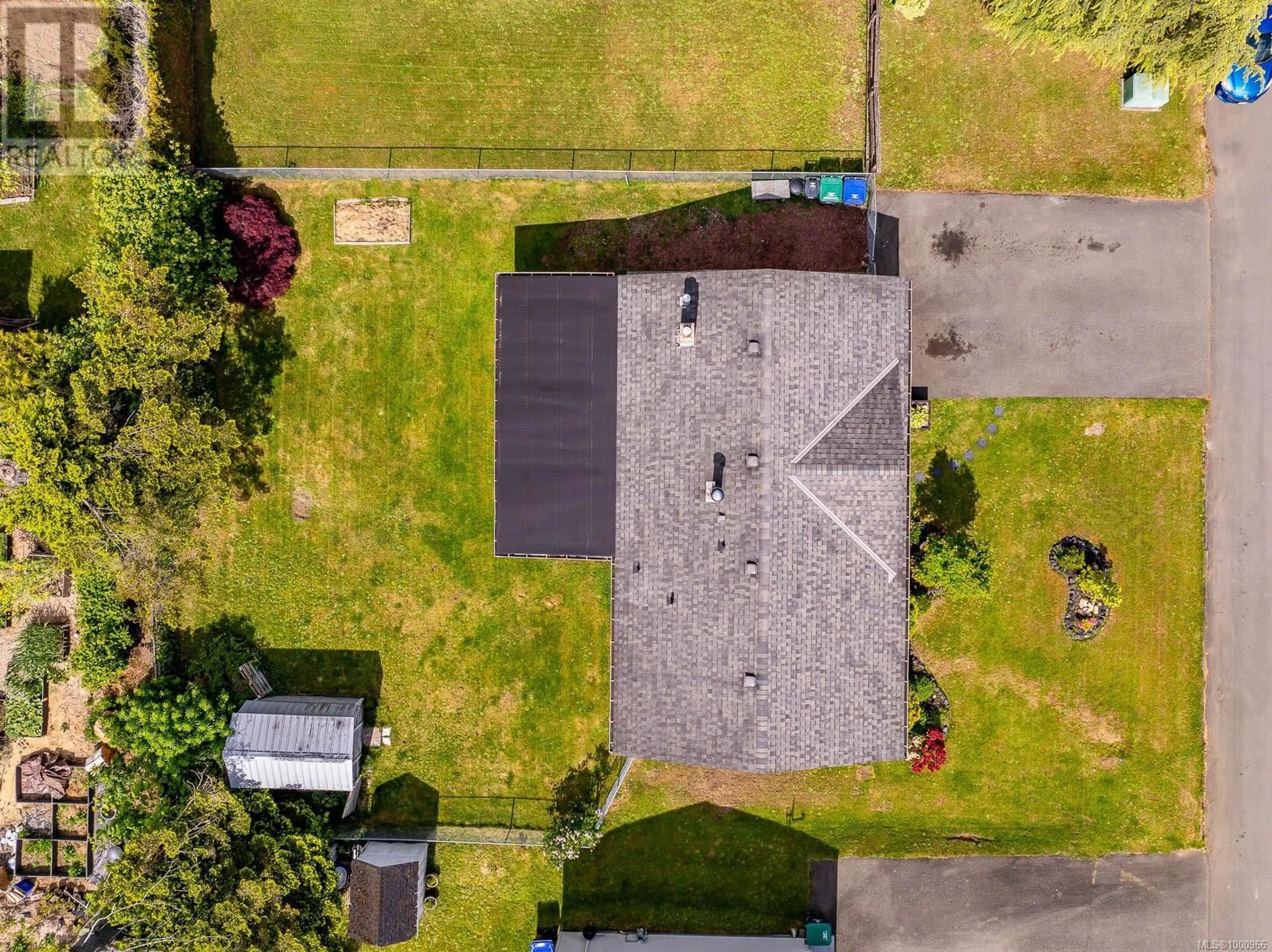 A pic from outside/outdoor area/front of a property/back of a property/a pic from drone, street for 2014 CEDAR CRESCENT, Courtenay British Columbia V9N3B6