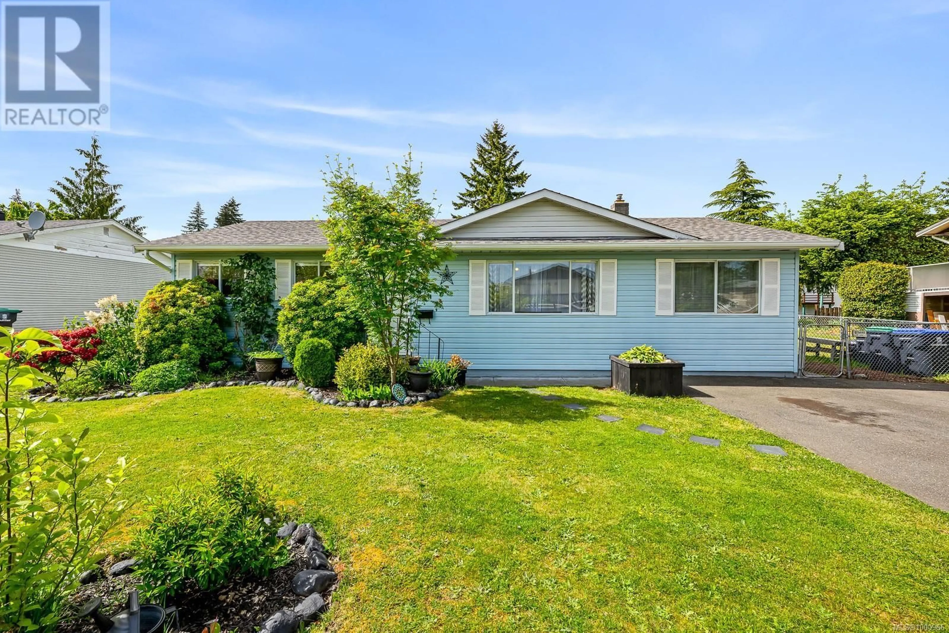 Home with vinyl exterior material, street for 2014 CEDAR CRESCENT, Courtenay British Columbia V9N3B6