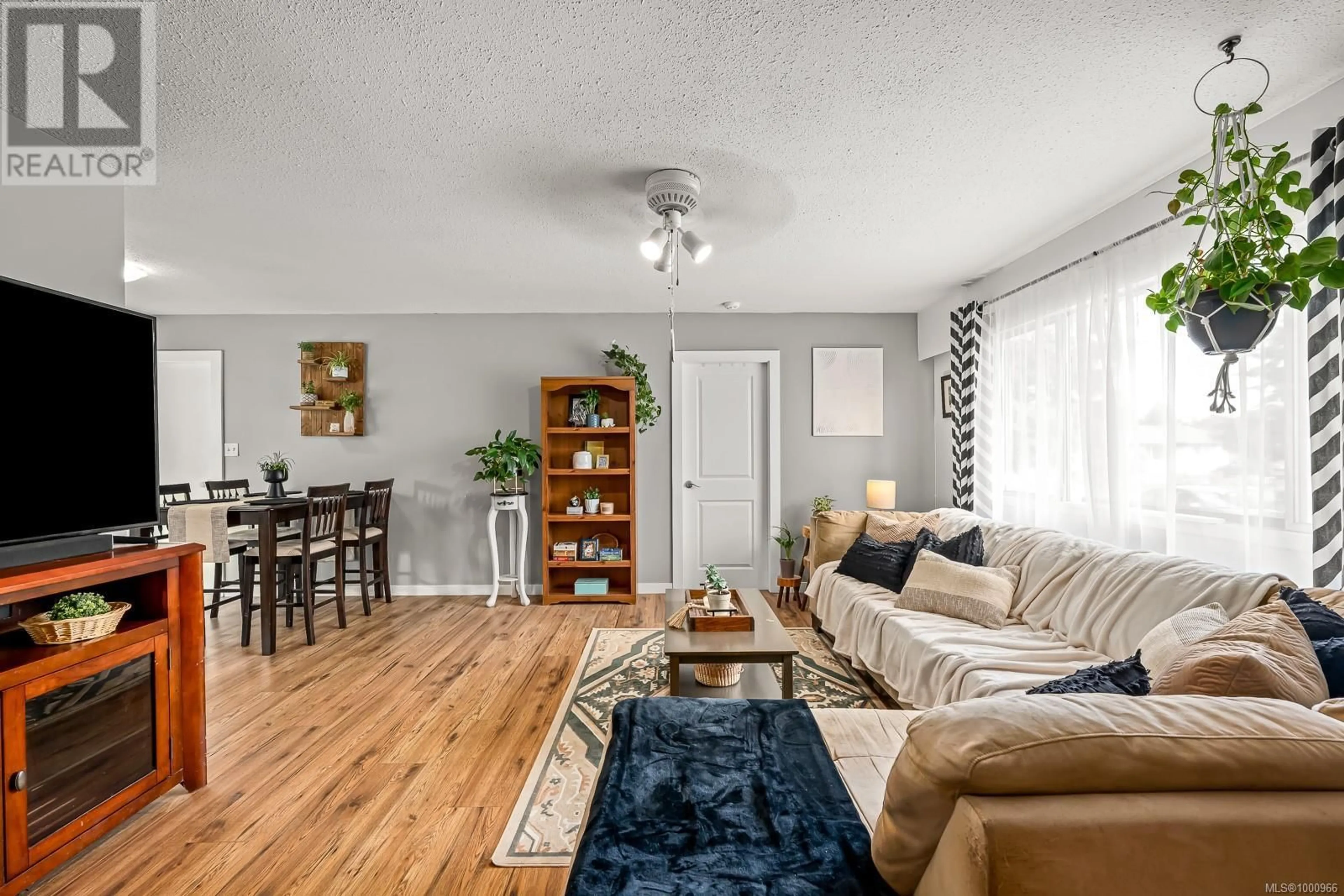 Living room with furniture, wood/laminate floor for 2014 CEDAR CRESCENT, Courtenay British Columbia V9N3B6