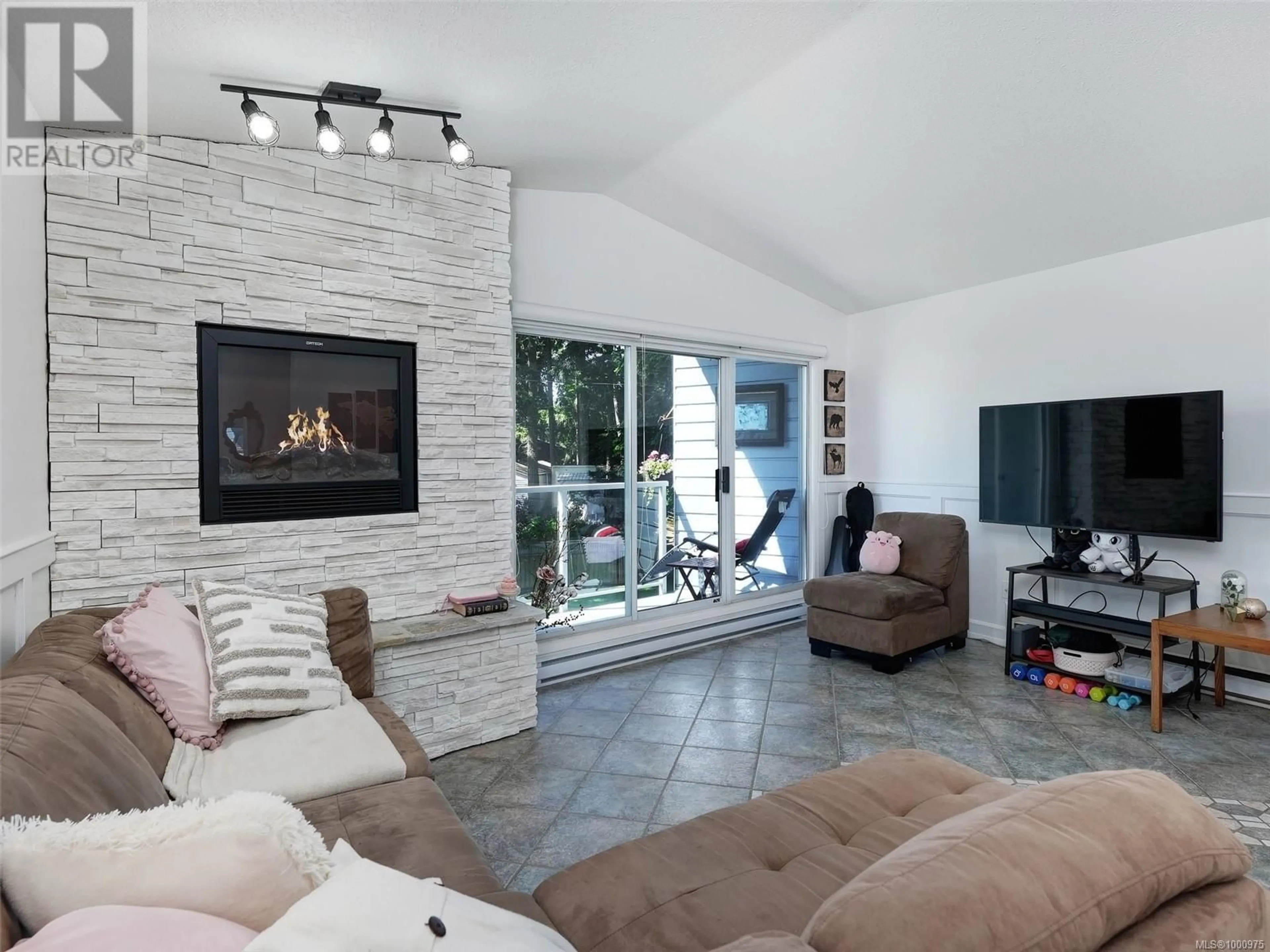 Living room with furniture, ceramic/tile floor for 5 - 6110 SEABROOM ROAD, Sooke British Columbia V9Z0B8