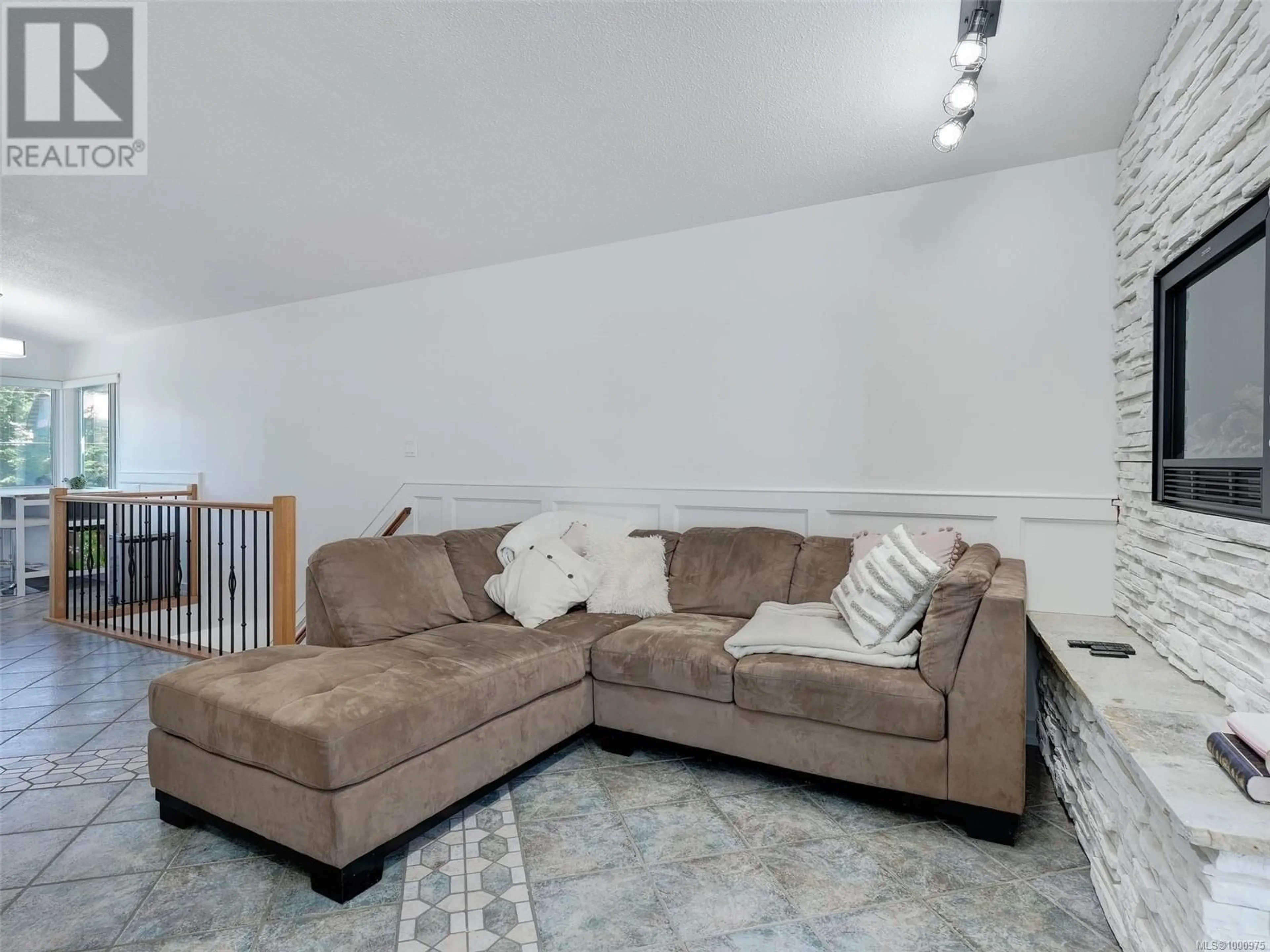 Living room with furniture, unknown for 5 - 6110 SEABROOM ROAD, Sooke British Columbia V9Z0B8