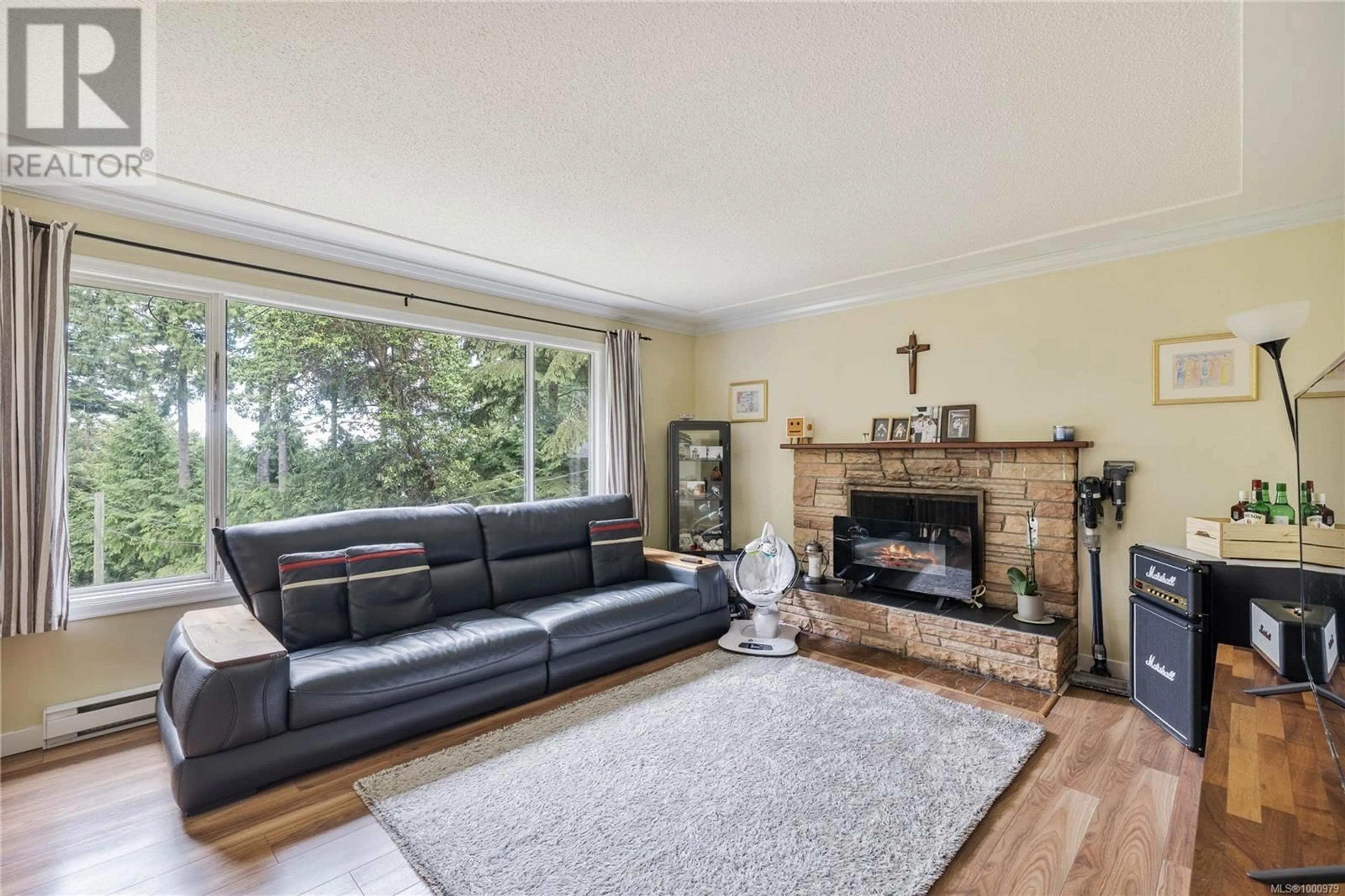 Living room with furniture, wood/laminate floor for 405 MT. BELCHER HEIGHTS, Salt Spring British Columbia V8K2J5