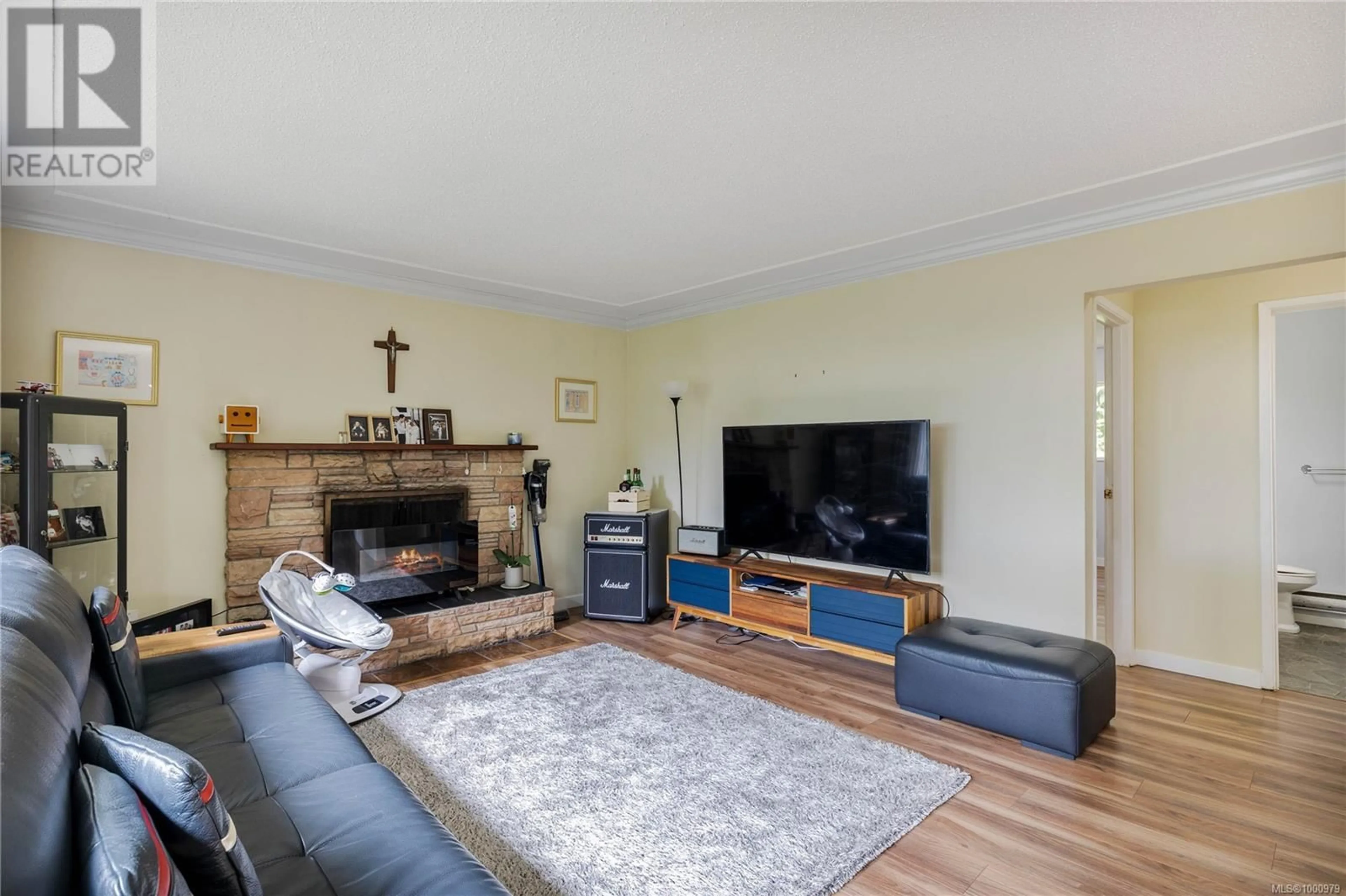 Living room with furniture, wood/laminate floor for 405 MT. BELCHER HEIGHTS, Salt Spring British Columbia V8K2J5