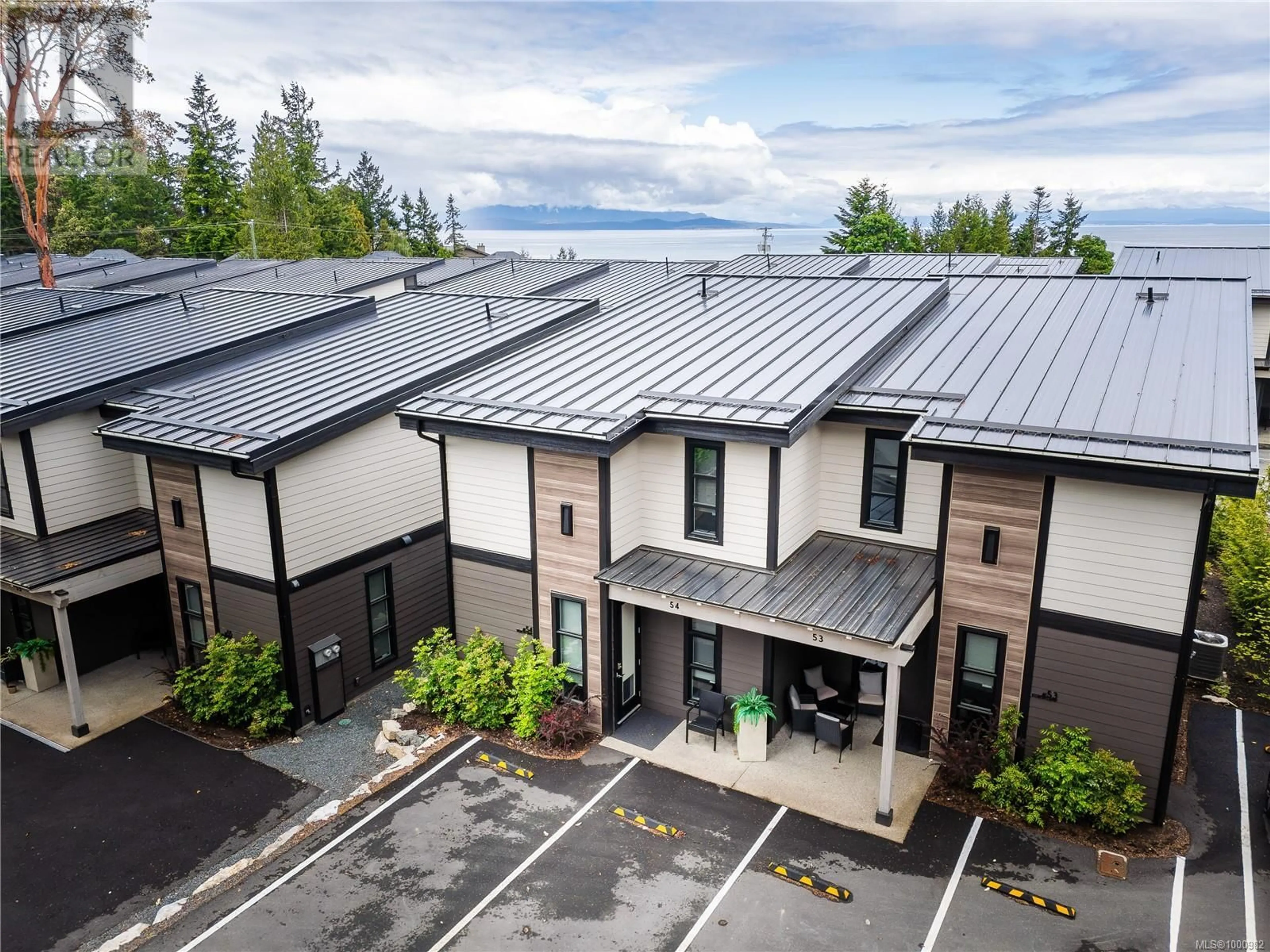 A pic from outside/outdoor area/front of a property/back of a property/a pic from drone, mountain view for 54 - 1175 RESORT DRIVE, Parksville British Columbia V9P2E3